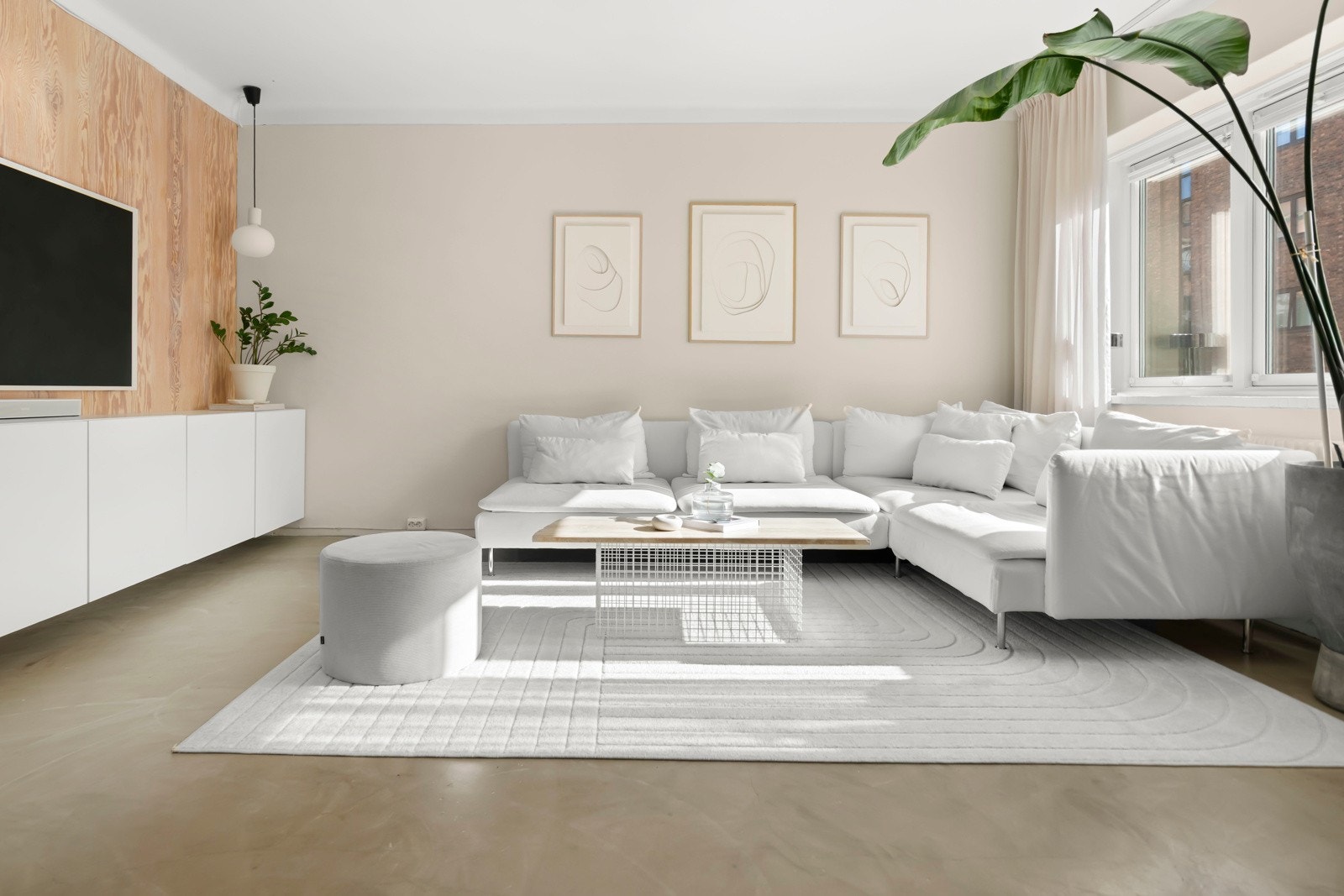 De store og nyere vindusflatene slipper inn rikelig med dagslys og skaper en behagelig atmosfære. Galleribilde