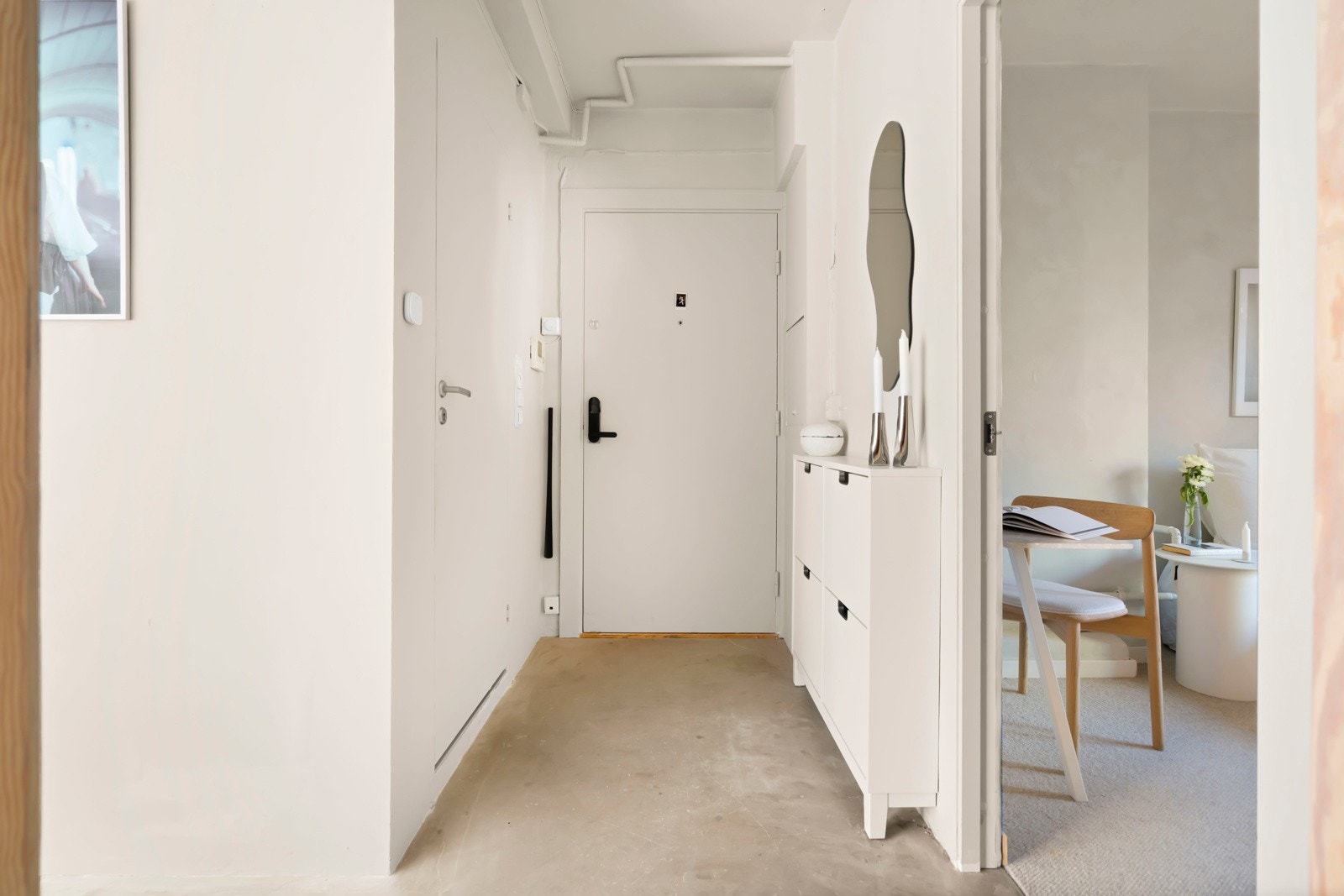 Innbydende og romslig entré med mulighet for smart oppbevaring. Fra entréen er det naturlig adkomst videre inn i boligens oppholdsrom. Galleribilde