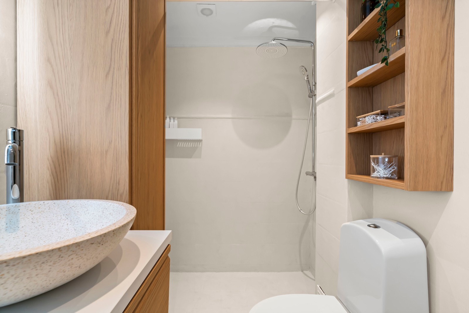 Baderommet fremstår funksjonelt og har et moderne uttrykk med overflater utført i mikrosement, samt behagelig gulvvarme. Galleribilde