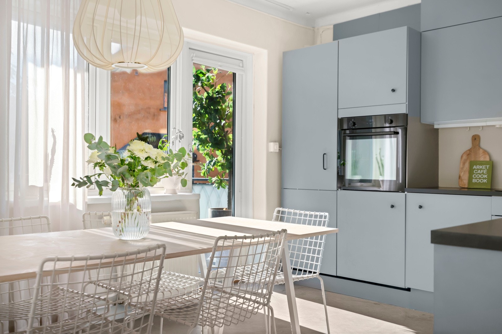 Pent utsyn mot nabolaget fra de store vindusflatene. Galleribilde