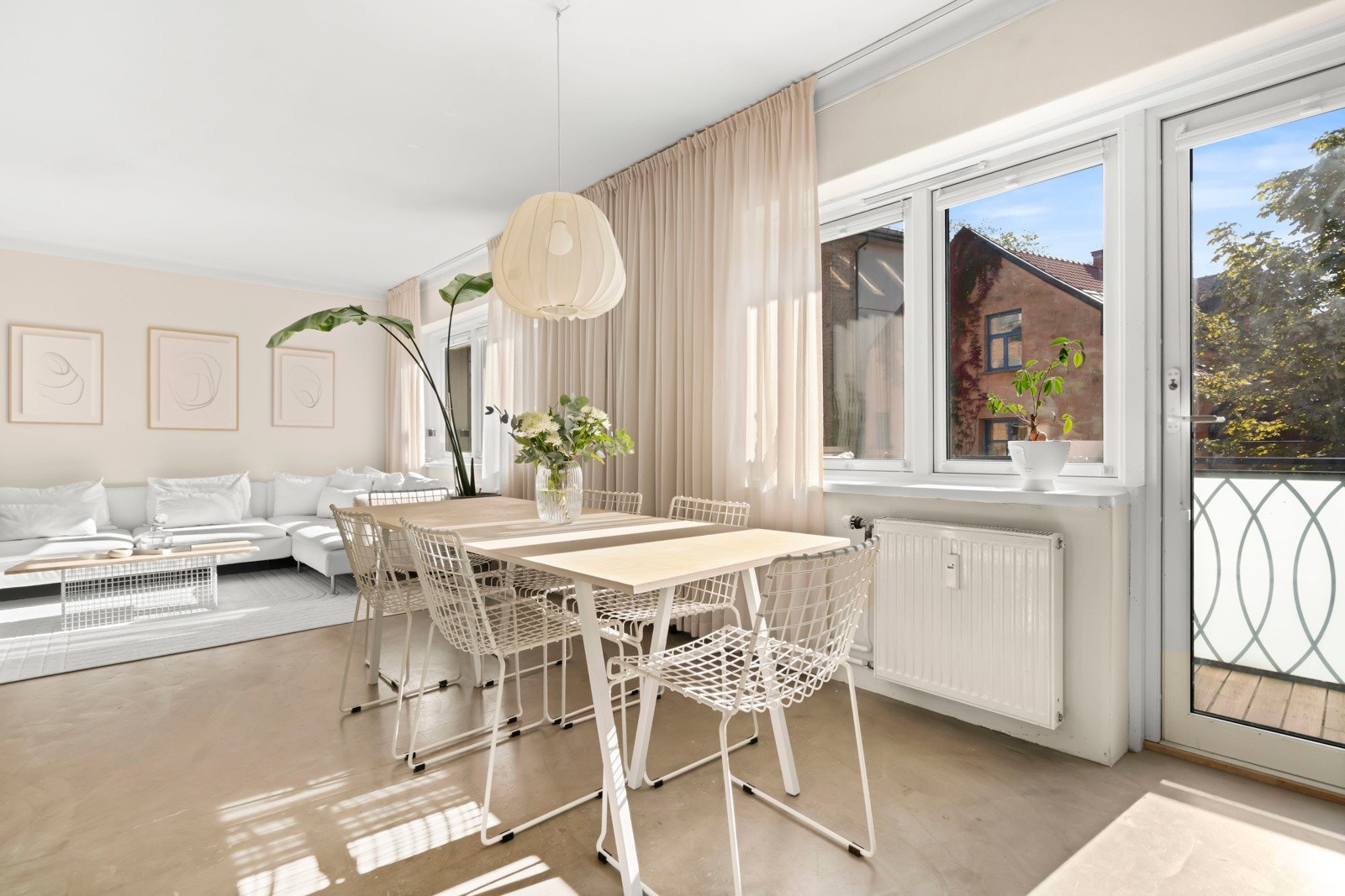 Ved kjøkkenet er det plass til en naturlig spisegruppe med plass til flere gjester. Galleribilde