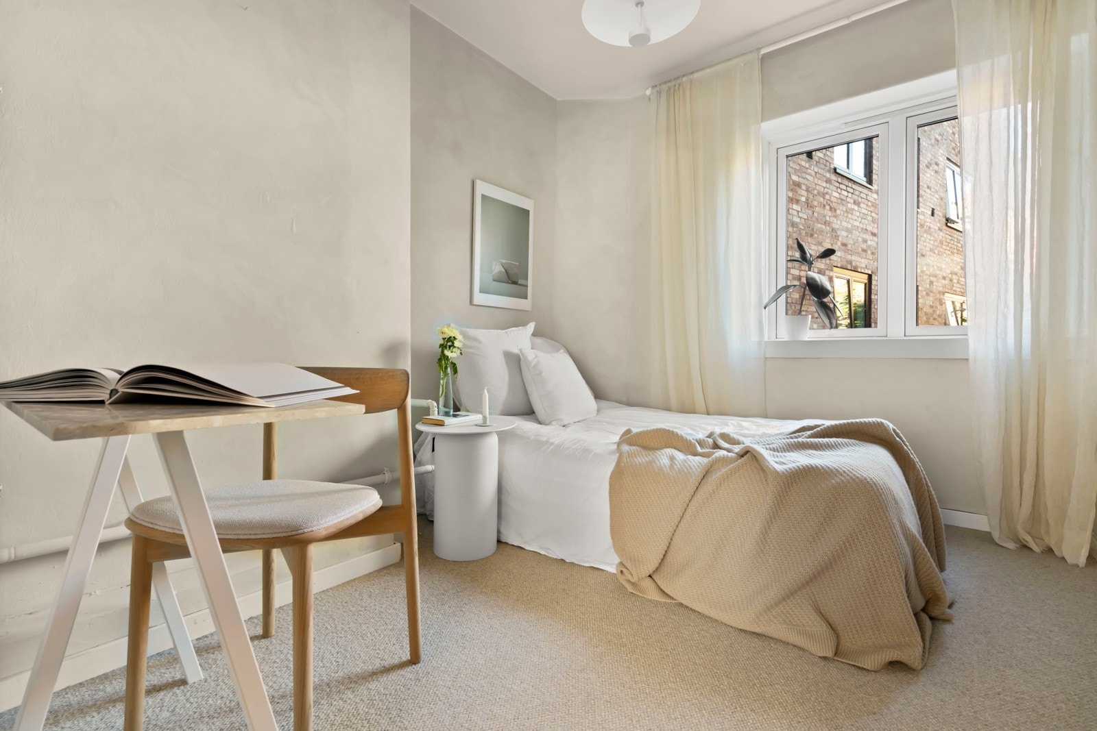 Det andre soverommet er romslig og anvendelig, og kan enkelt innredes med seng, skrivebord og oppbevaring, noe som gjør det godt egnet som barnerom, gjesterom eller hjemme kontor. Galleribilde