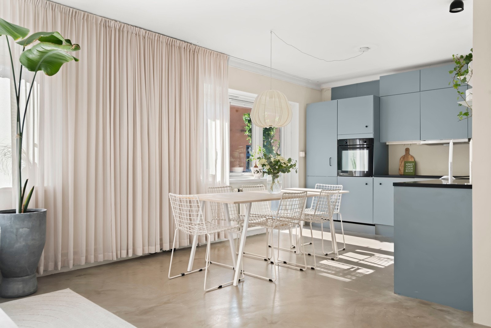 Kjøkkenet har en tidløs utforming med innredning fra HTH og byr på gode arbeidsflater og praktiske løsninger for daglig bruk. Galleribilde