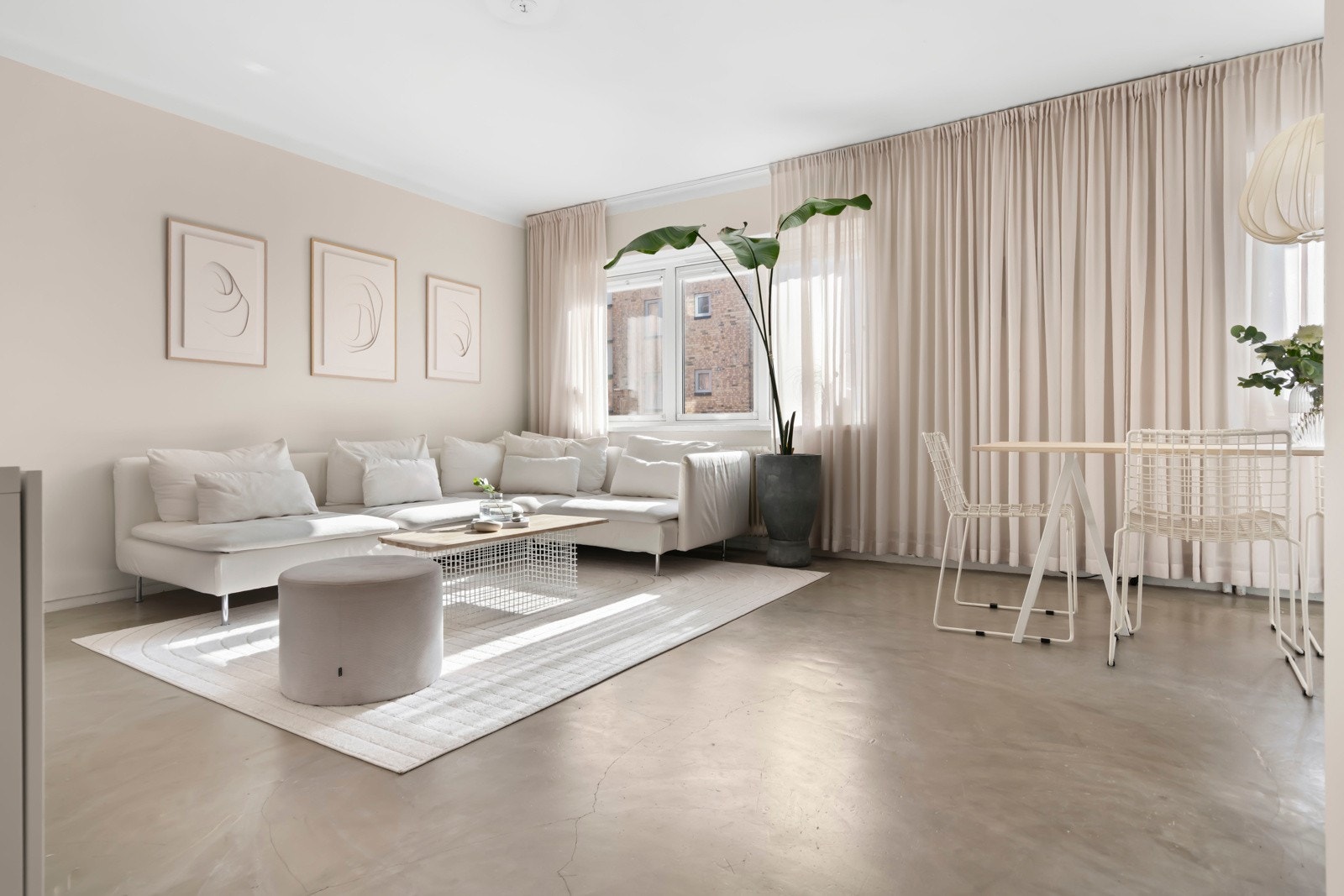 Lys og innbydende stue med god romfølelse og en funksjonell planløsning som gir fleksible møbleringsmuligheter. Galleribilde