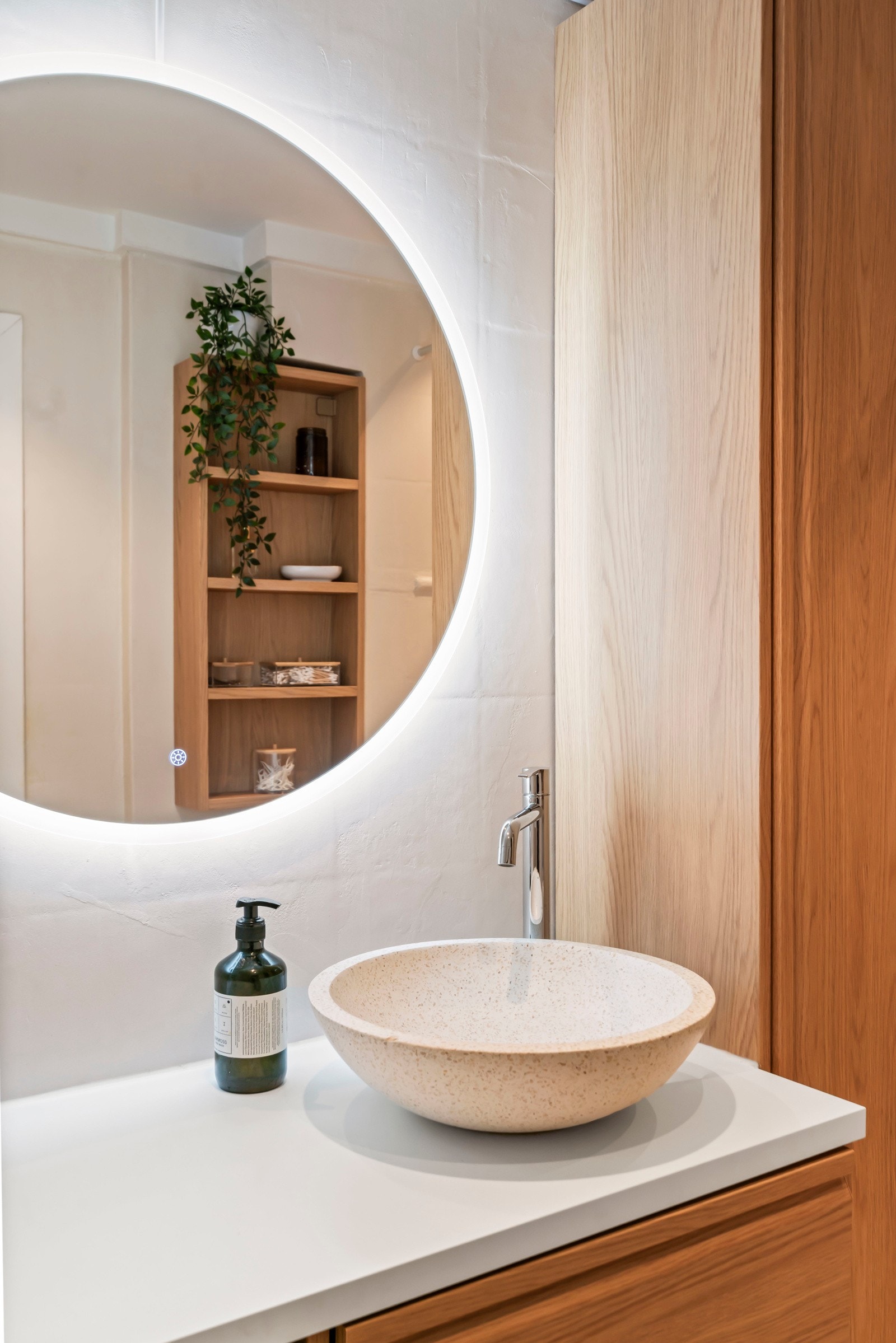 Rommet er innredet med servantskap med glatte, folierte fronter og servant på benk, speil med lysarmatur, dusjløsning med regnfallsdusj og termostatstyrt blandebatteri, samt gulvmontert toalett. Galleribilde