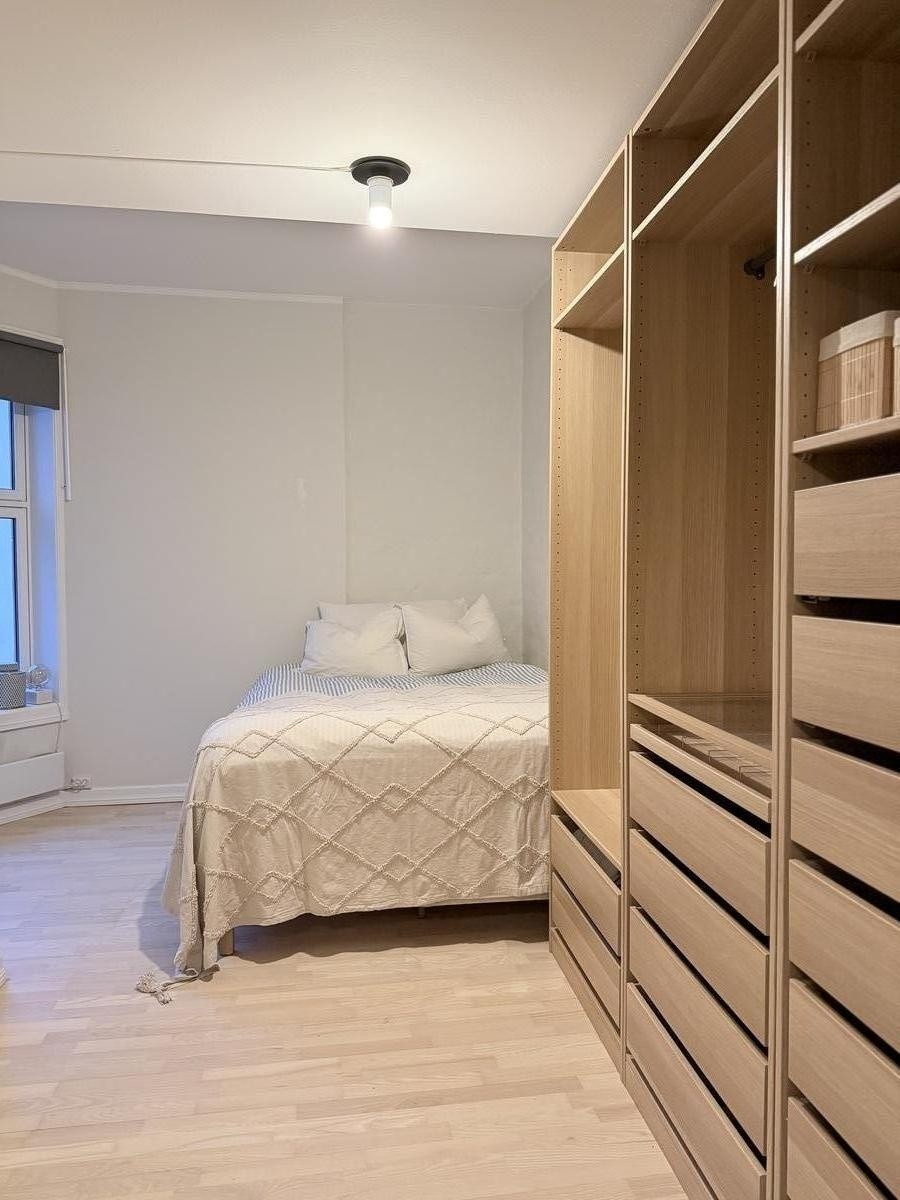 Stort soverom vendt mot rolig bakgård Galleribilde