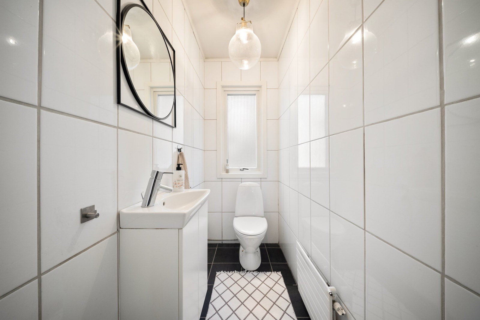 Klosett finnes i separat toalettrom, vegg i vegg med badet. Galleribilde