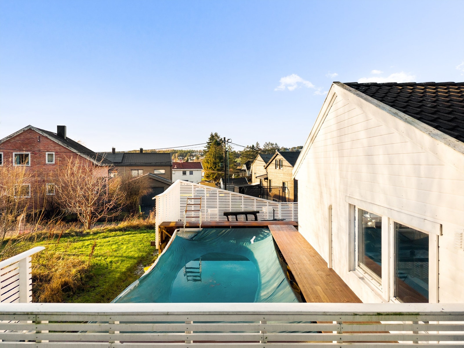 Stort basseng er innfelt i terrassens sydside. Det er ukjent hvorvidt dette bassenget er et søknadspliktig tiltak eller ikke. Ny eier overtar ansvaret for eventuell søknad og godkjenning. Galleribilde