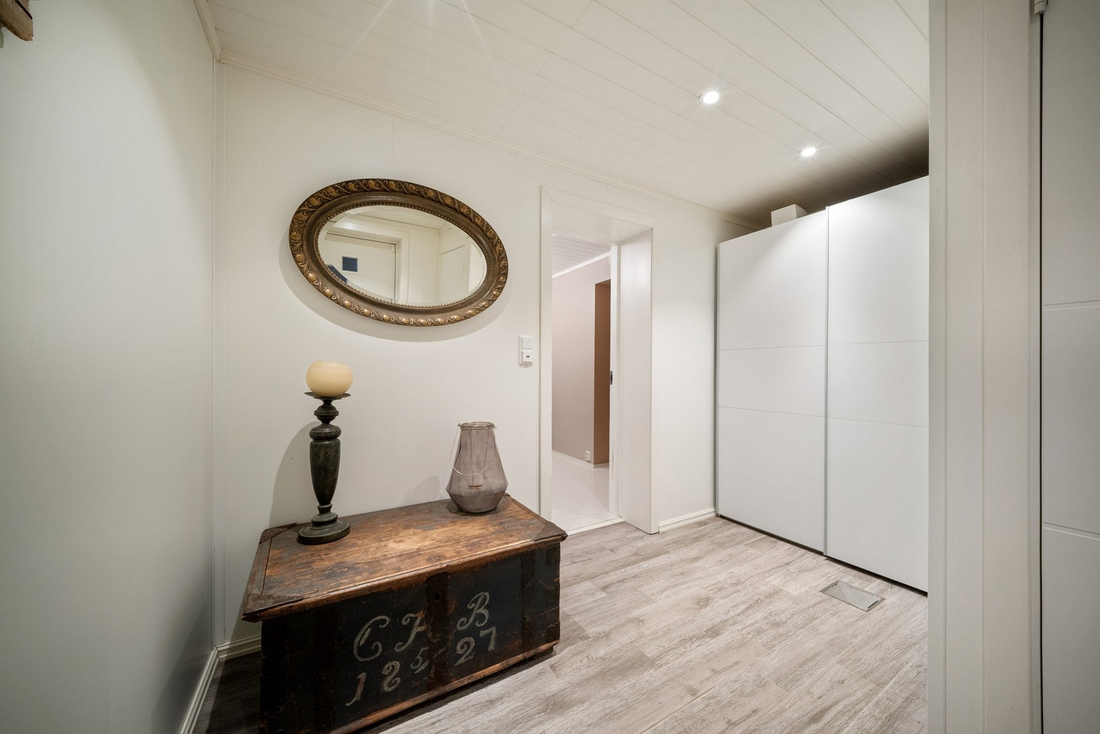 En helt ny og romslig entré er i senere år etablert i det som opprinnelig var kjellerens bad. Galleribilde