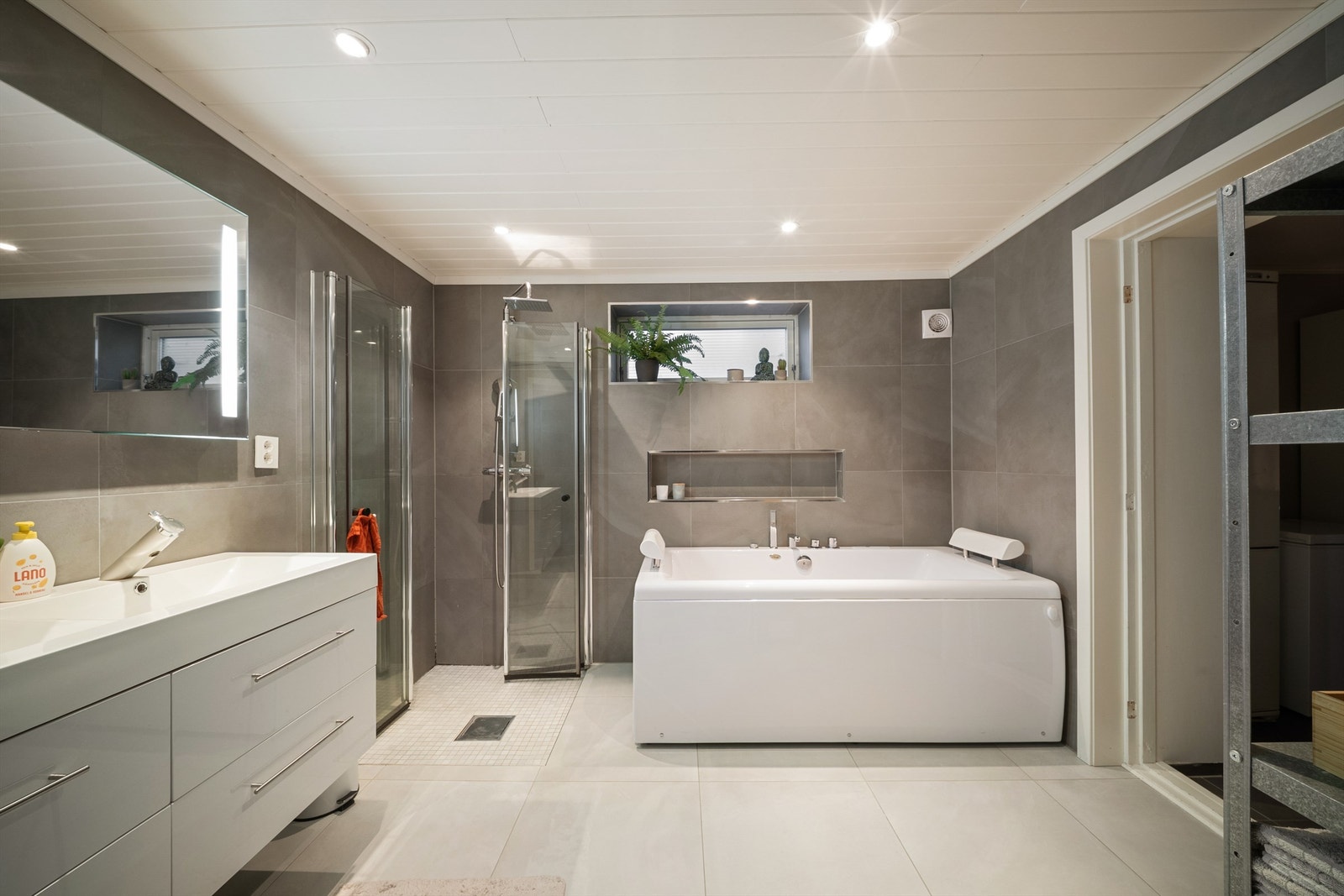 Med både dobbel servant og badekar med sitteplass for to er kjellerens bad tilrettelagt for samtidig bruk av to personer. Galleribilde