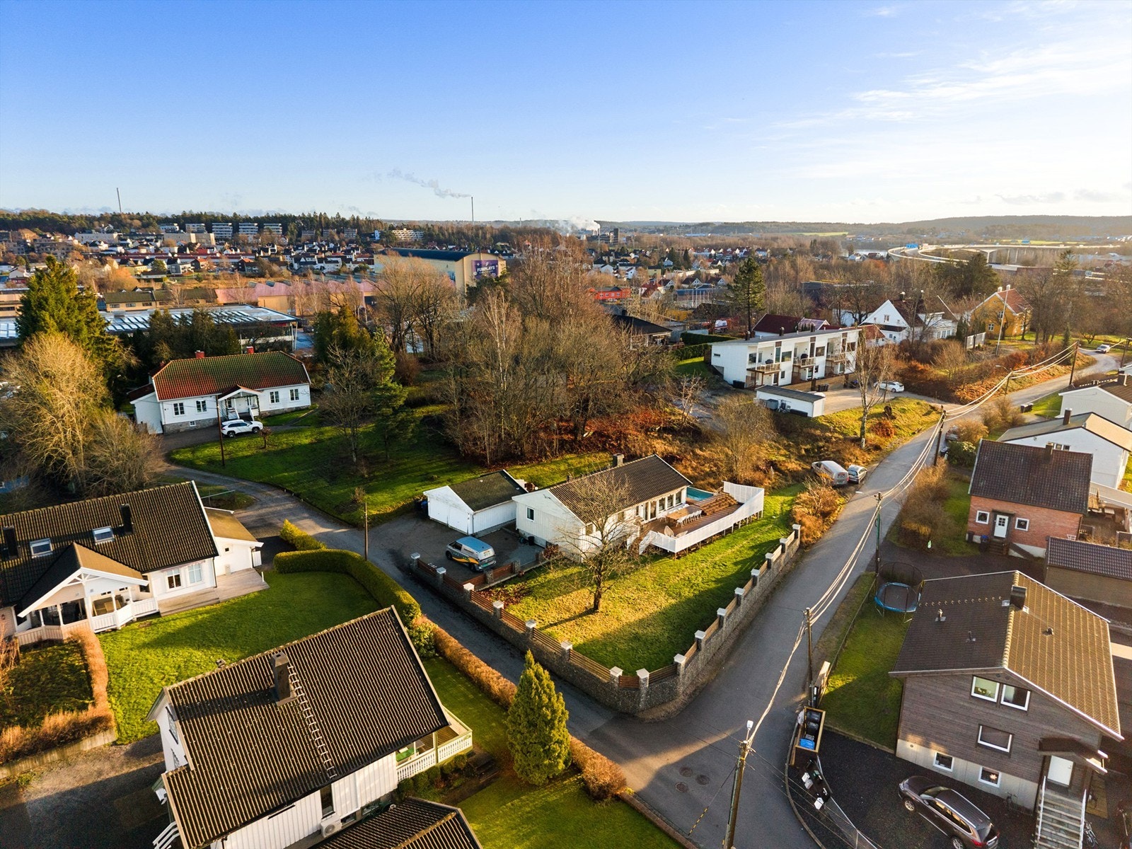 Utenom dobbelgarasjen er det oppstillingsmuligheter for flere biler på gårdsplassen. Galleribilde