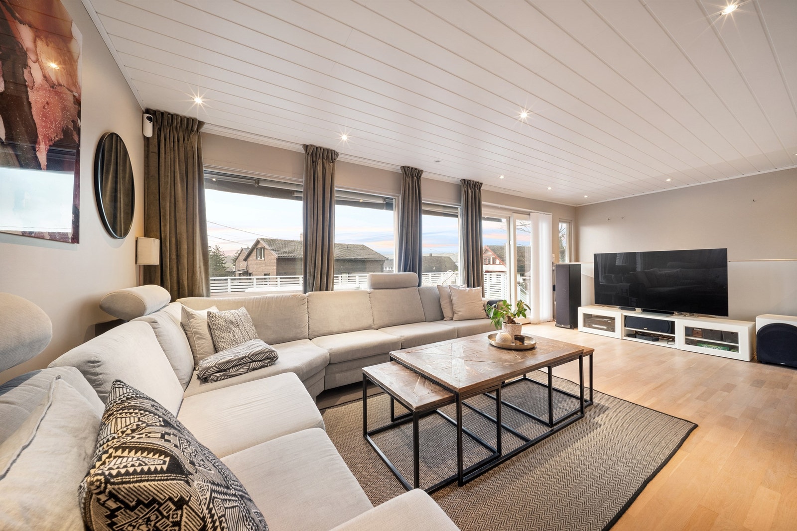 Vinduer i både syd- og vestveggen fyller stuen med naturlig lys dagen gjennom. Ny skyve-/hevedør ble installert i 2012. Galleribilde