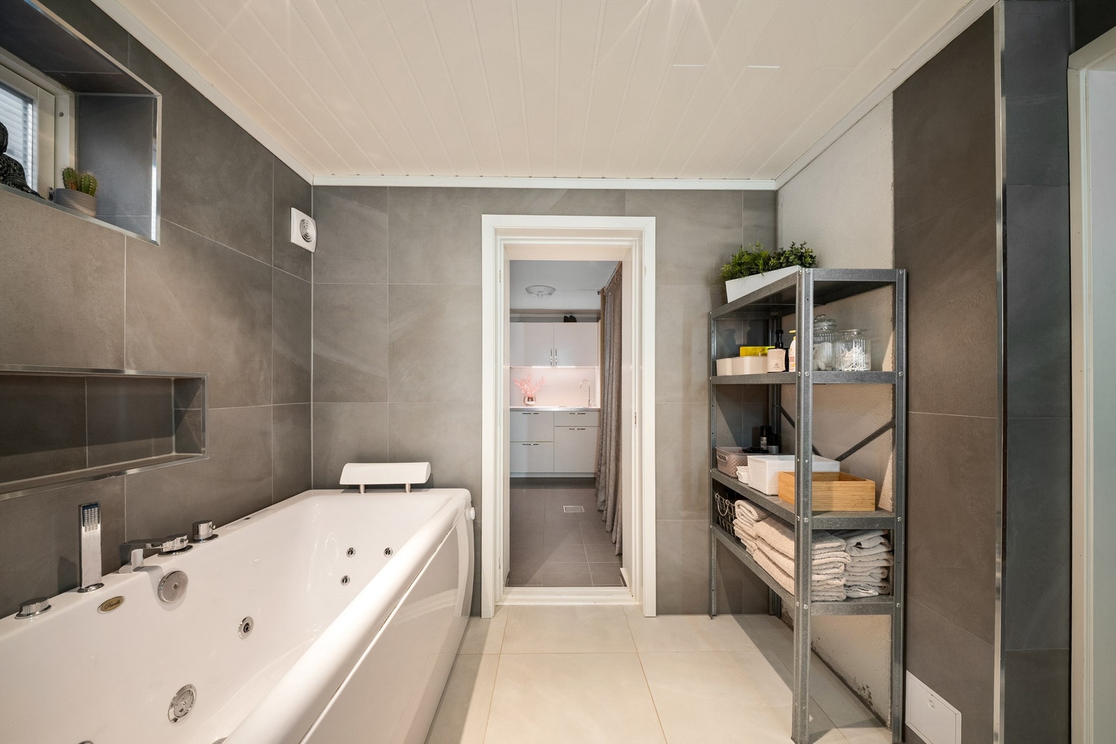 Vegg i vegg med kjellerens bad finnes et vel så stort vaskerom. Galleribilde