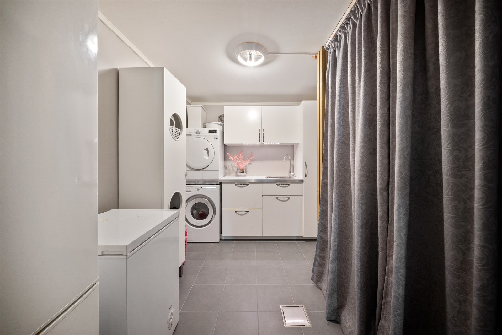 Vaskerommet ble renovert samtidig med kjellerens bad og er meget praktisk innredet til sitt formål. I gulvet er det elektrisk varme. Galleribilde