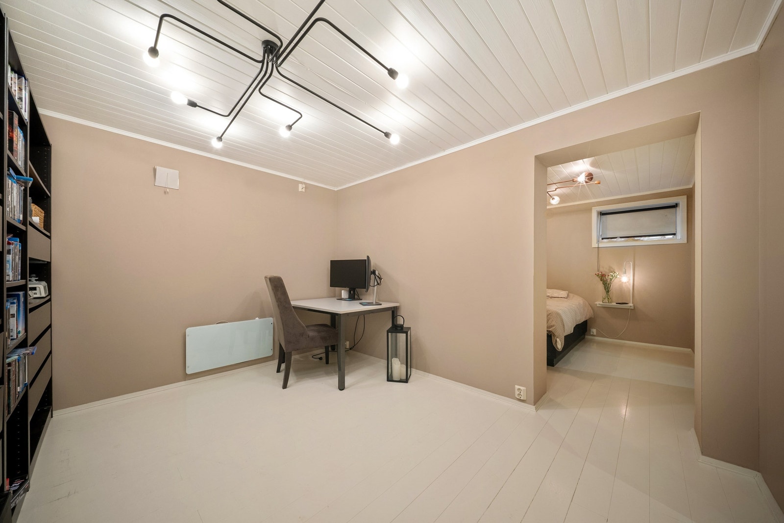 Kjellerens store gang benyttes i dag dels som hjemmekontor. Her er det også mulighet for mer garderobeinnredning. Galleribilde