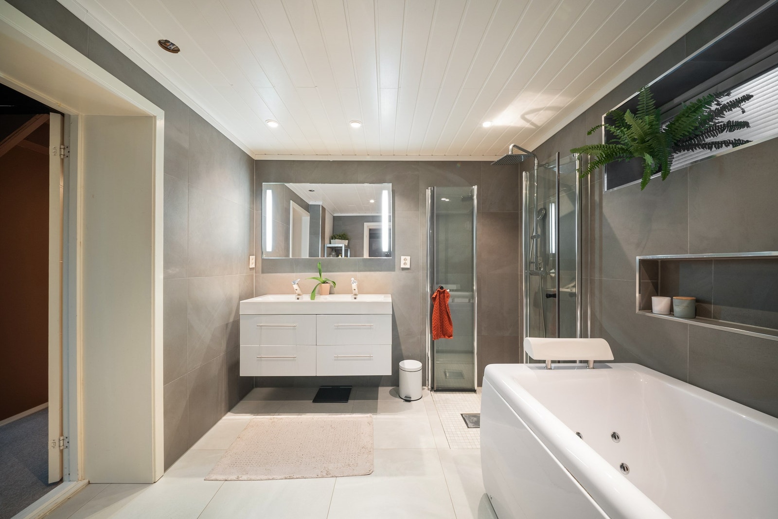 Kjellerens bad ble renovert i 2016, dels som egeninnsats. Utbedringer bør påregnes. I gulvet er det vannbåren varme. Galleribilde