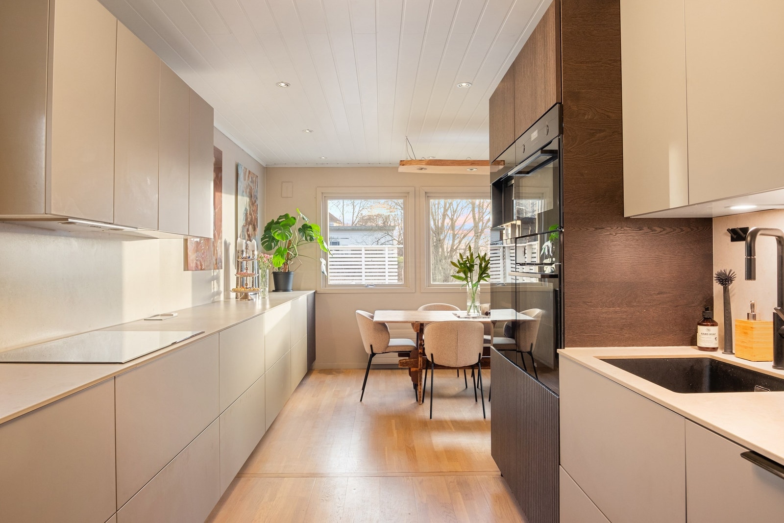 Med tanke på hvitevarer er kjøkkenet komplett og velutstyrt, blant annet med kaffemaskin og vinskap. Praktisk er det også med rektangulær vask av underlimt modell. Galleribilde