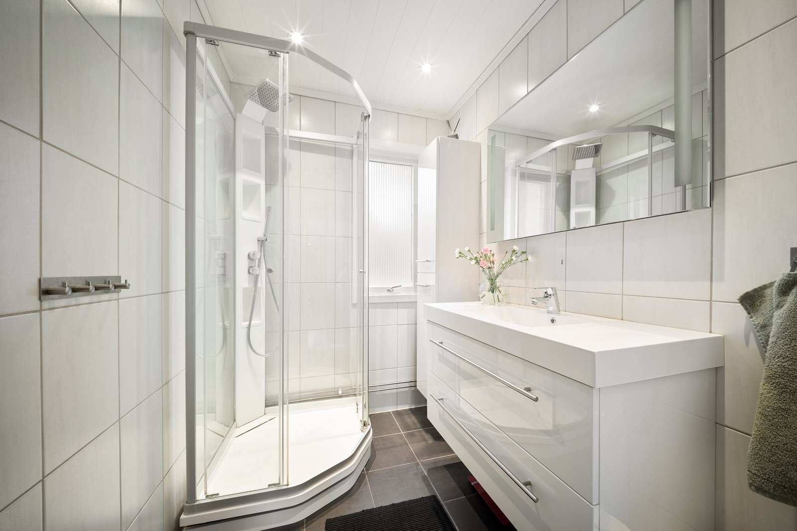 Badet i første etasje ble renovert i 2012. Dusjkabinettet er av nyere dato og begrenser vannpåkjenning på gulv og vegger. Galleribilde