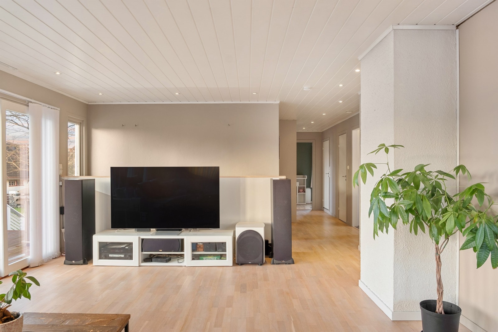 Stuens parketten er slipt og behandlet, veggene fornyet og malt. Himlingen er oppgradert med MDF-panel og innfelte spotter. Galleribilde