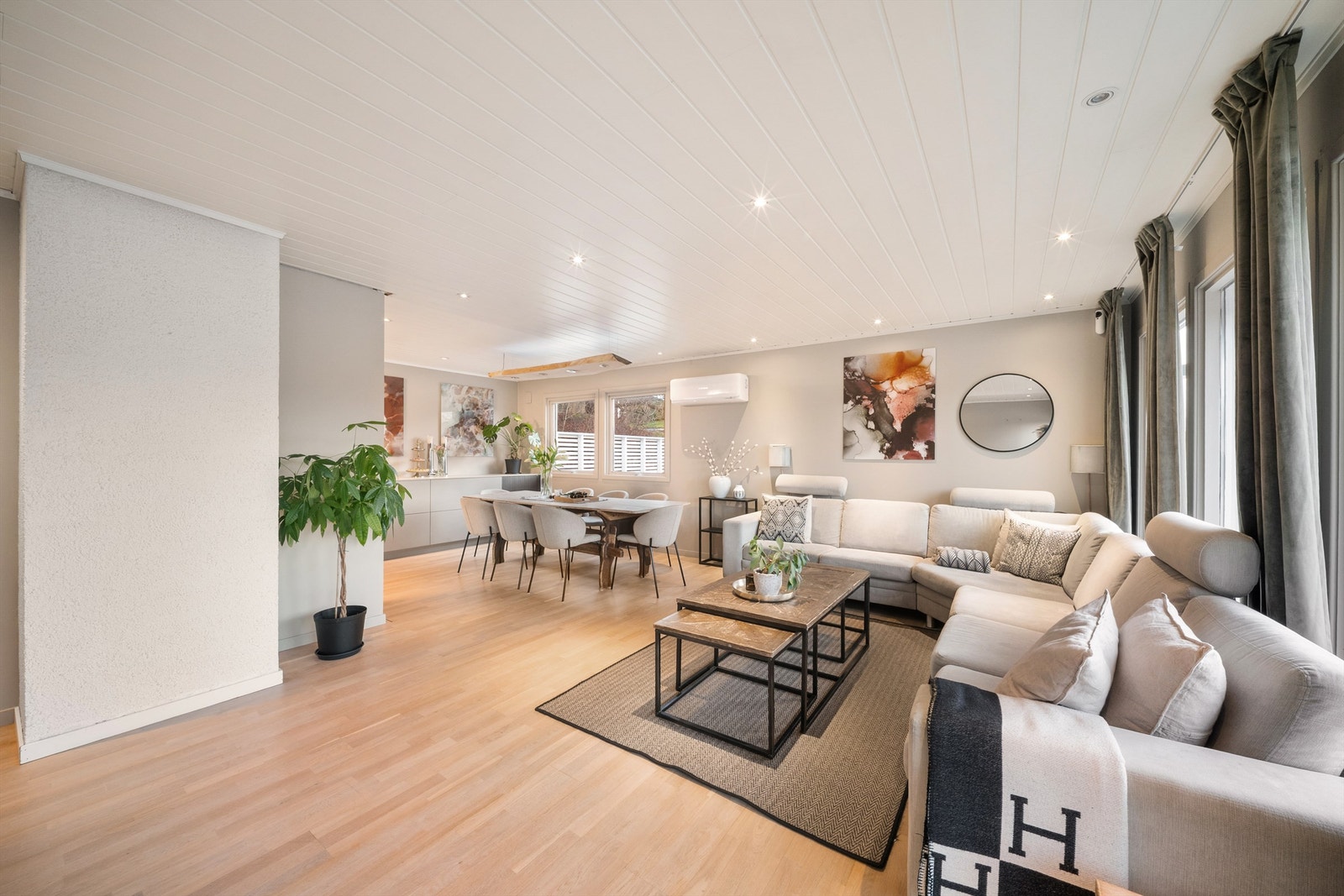 Samtlige rom er pusset opp i senere år, stuen så nylig som i 2024. Galleribilde