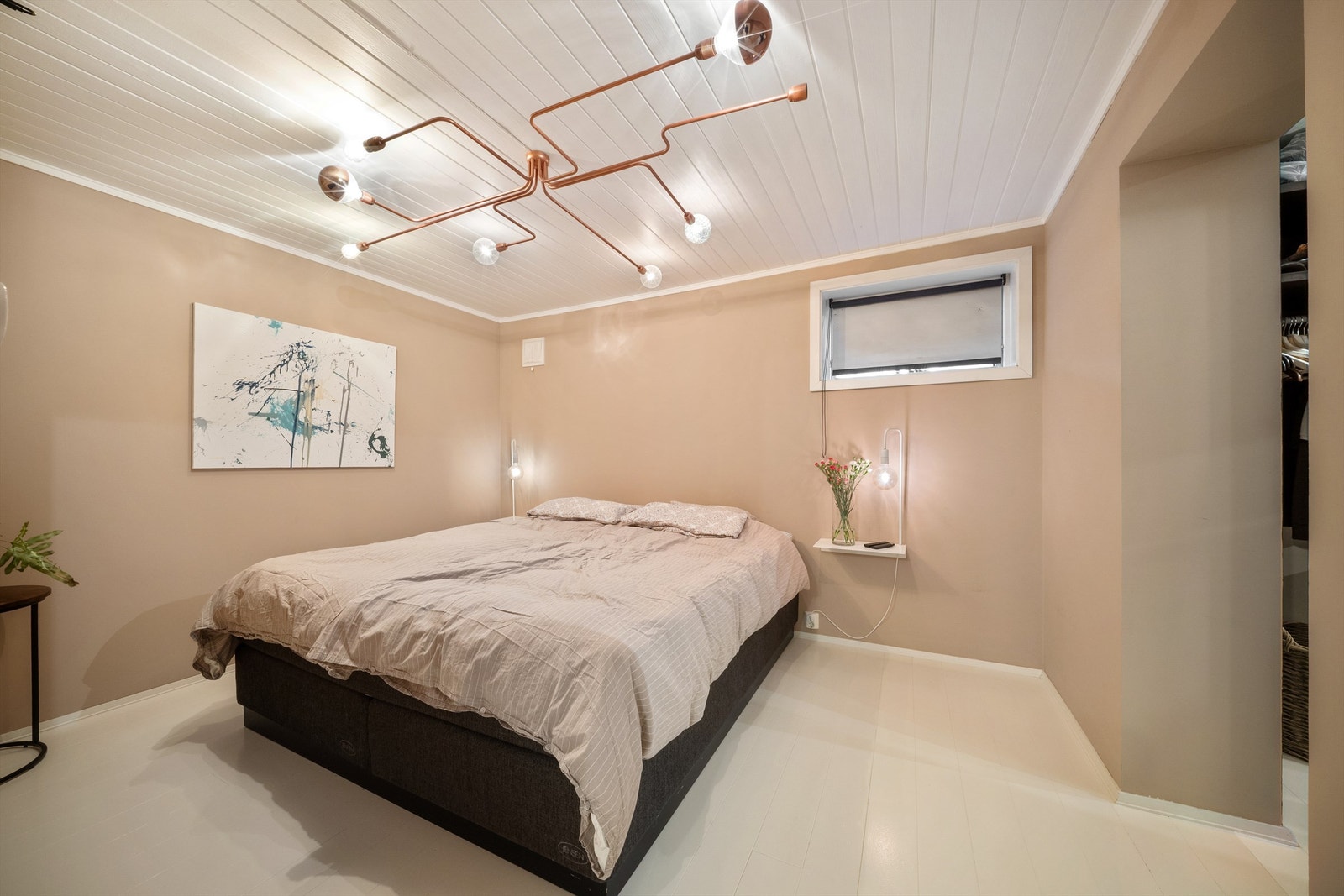 Dette kjellerrommet fyller i dag rollen som boligens hovedsoverom og har tilknyttet walk-in closet. Galleribilde