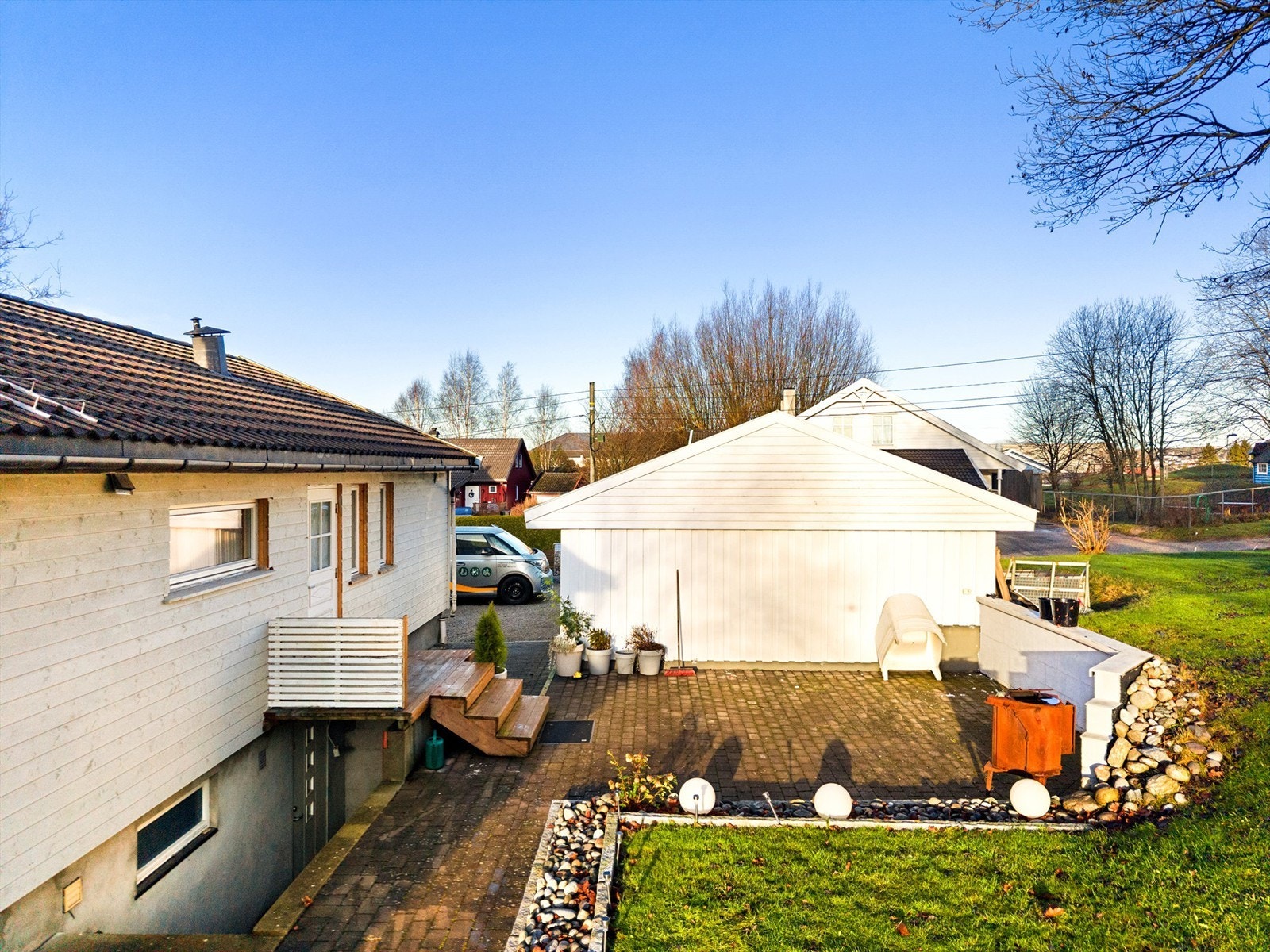 Tre av fire yttervegger ble 2023 etterisolert og kledd om. Noe arbeid gjenstår. TG 3 er gitt for manglende rekkverk ved kjellertrapp og hovedinngang. Galleribilde