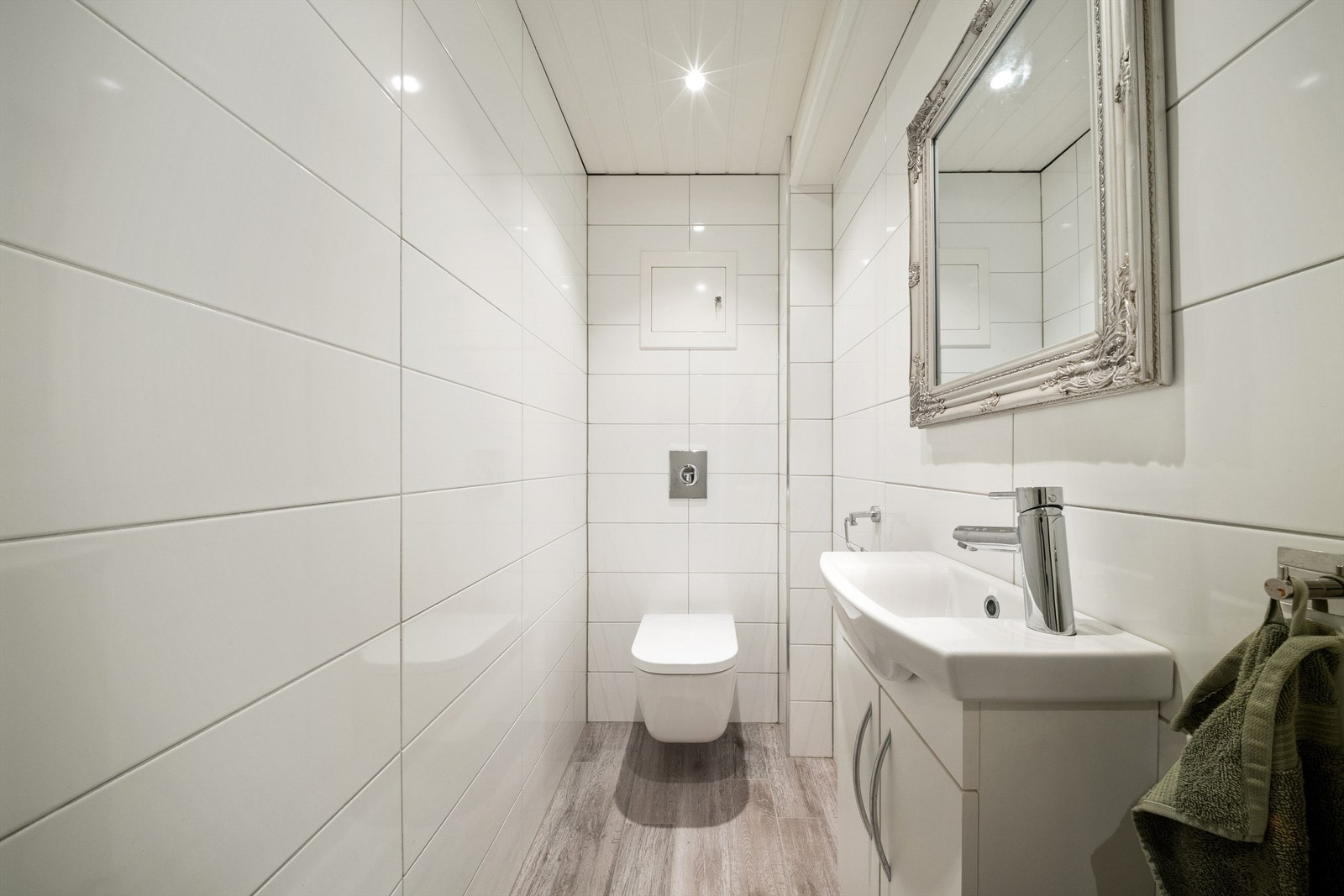 Som i første etasje finnes klosett i separat toalettrom også i kjelleren. Rommet er etablert i senere år. I gulvet er det elektrisk varme. Galleribilde