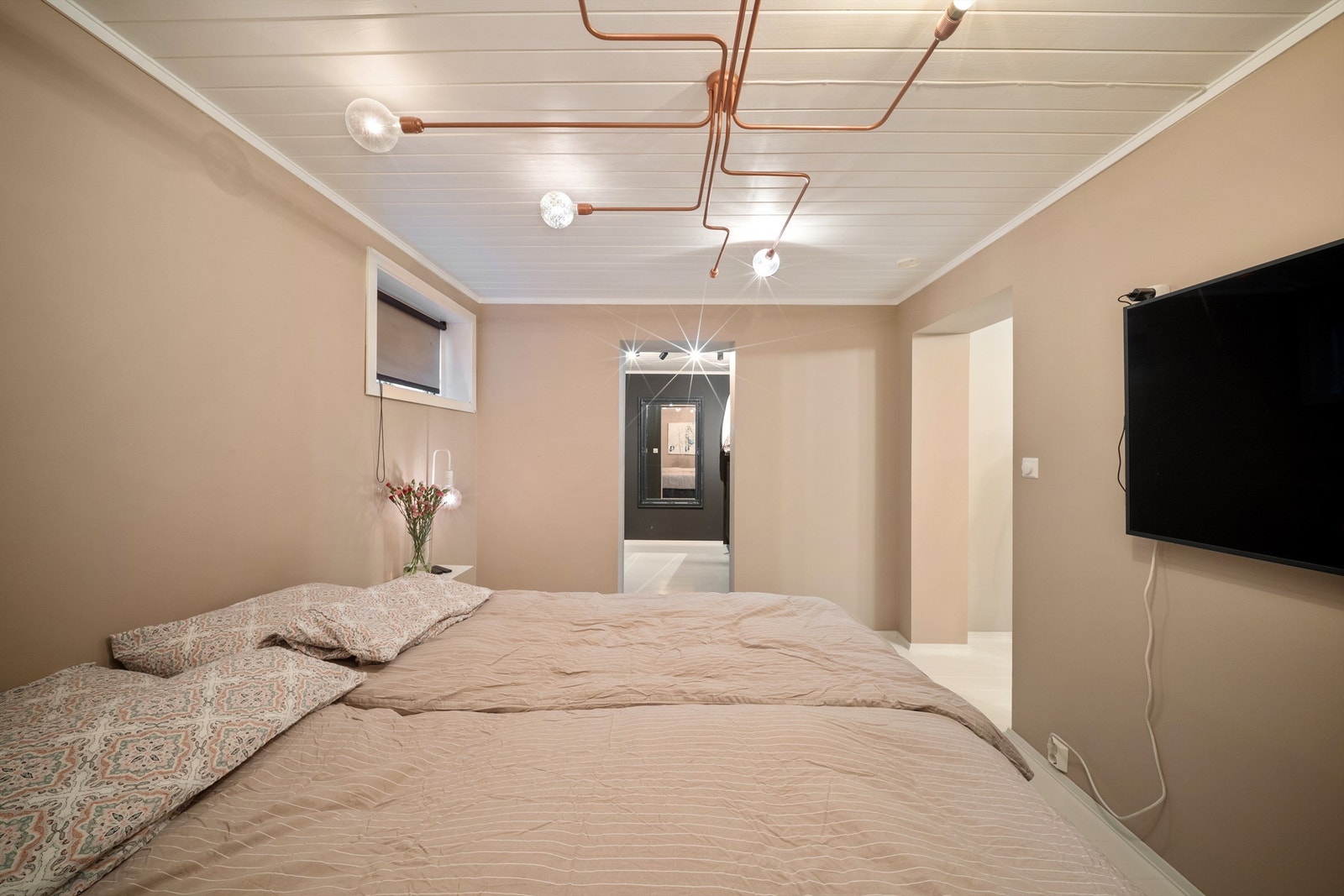 Stort walk-in closet oppleves som en aldri så liten hverdags-luksus. Her kan klær og tilbehør oppbevares oversiktlig og lett tilgjengelig. Galleribilde