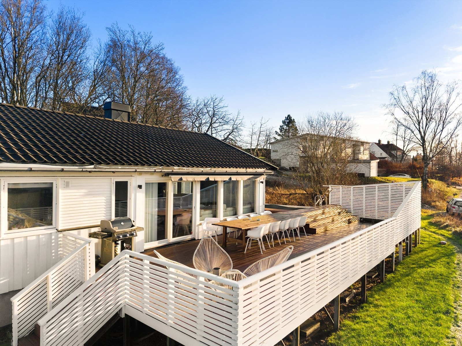 Terrassen ble oppført på nytt etter drenering i 2014 og i 2022 utvidet mot syd, noe over tomtegrensen. Solforholdene er meget gode, dagen gjennom. Galleribilde