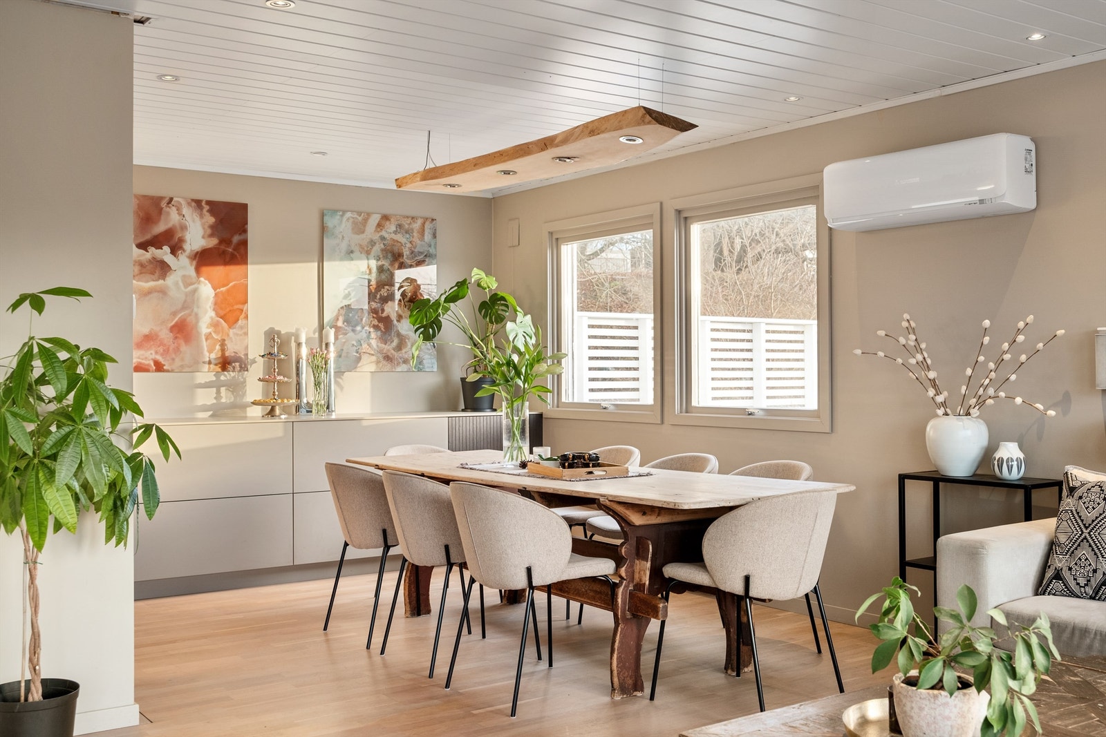 Delevegg mellom stuen og kjøkkenet ble fjernet i forbindelse med oppussing. Luft-luft varmepumpe ble installert i 2023. Galleribilde