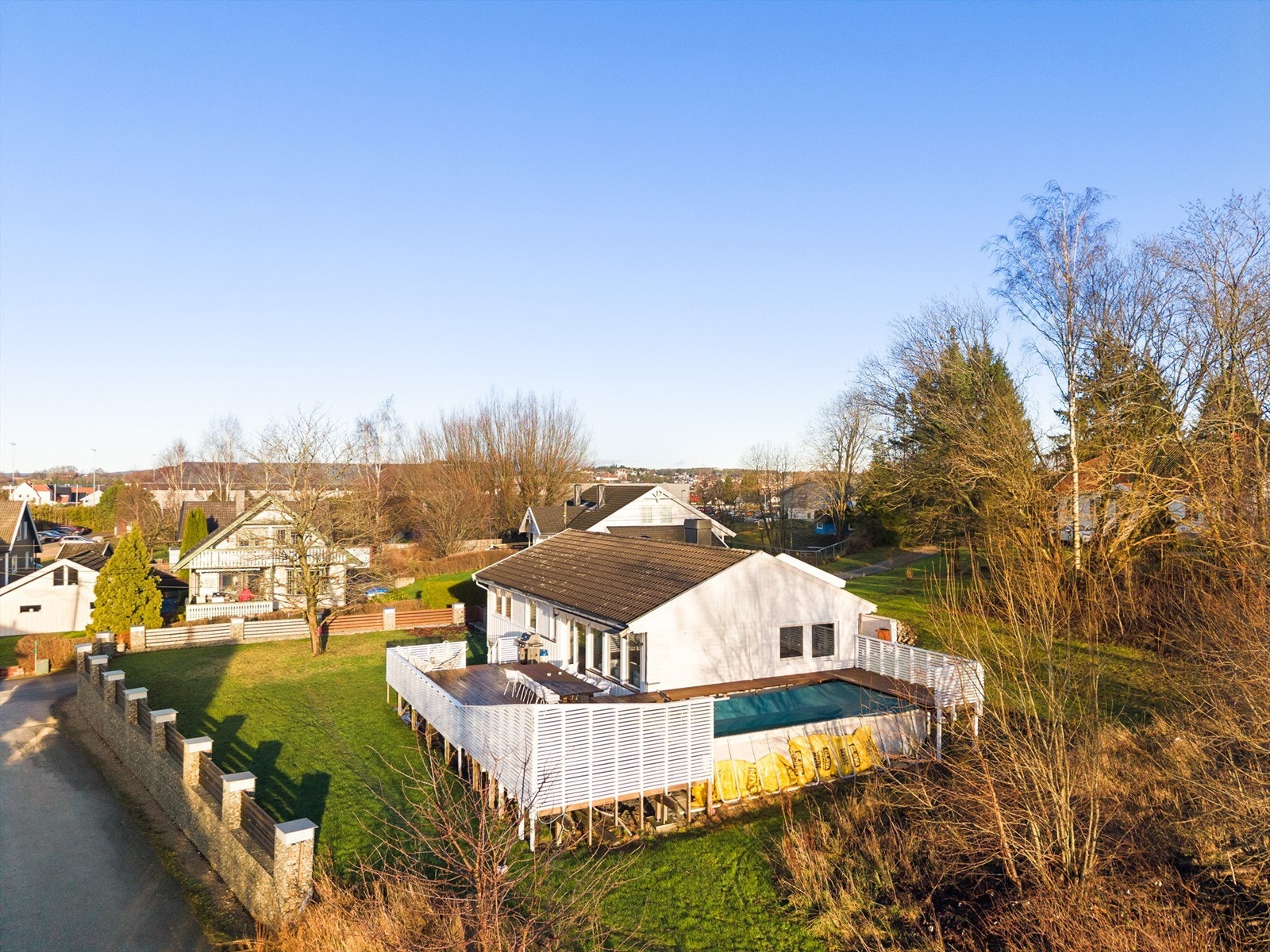 Arealene utomhus er også påkostet i senere år. Hagen er planert og pent rammet inn på to sider av nyere forstøtningsmur og gjerde. Fotograf; Kristoffer Kristiansen. Galleribilde