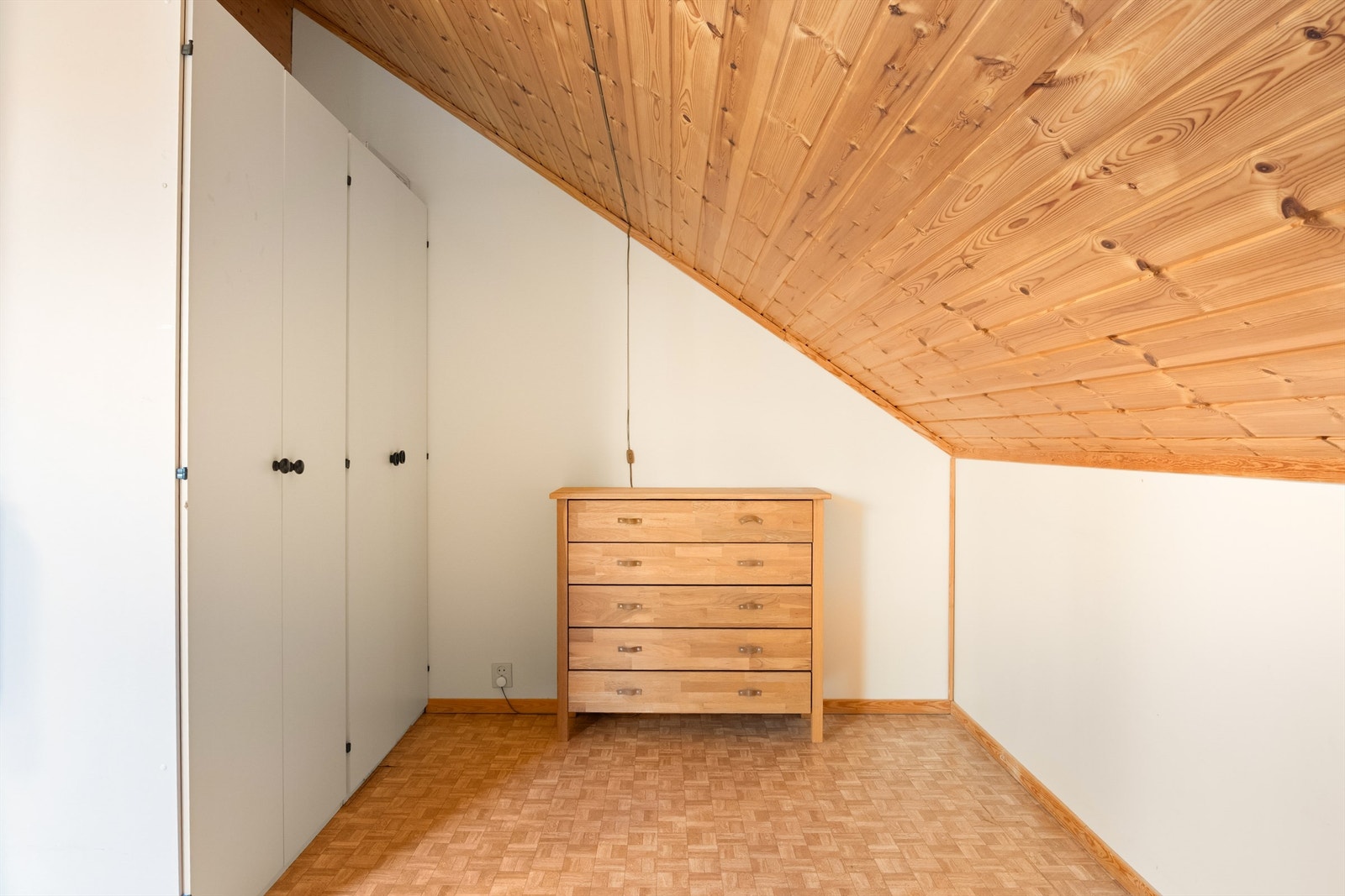 Tross de skrånende himlingene er det likevel god stå-høyde foran garderobeskapene i soverommets østre del. Galleribilde