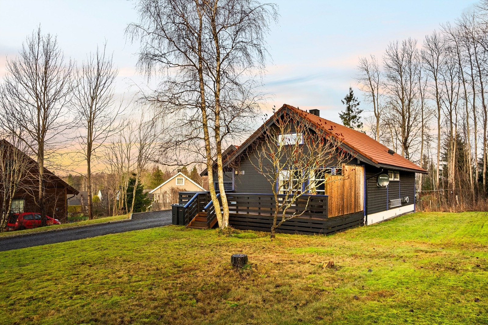 Eneboligen er en modell av typen Domino fra Idé-Hus. Den ble ferdigstilt høsten 1985 og er i dag velholdt. Fotograf; Kristoffer Kristiansen. Galleribilde