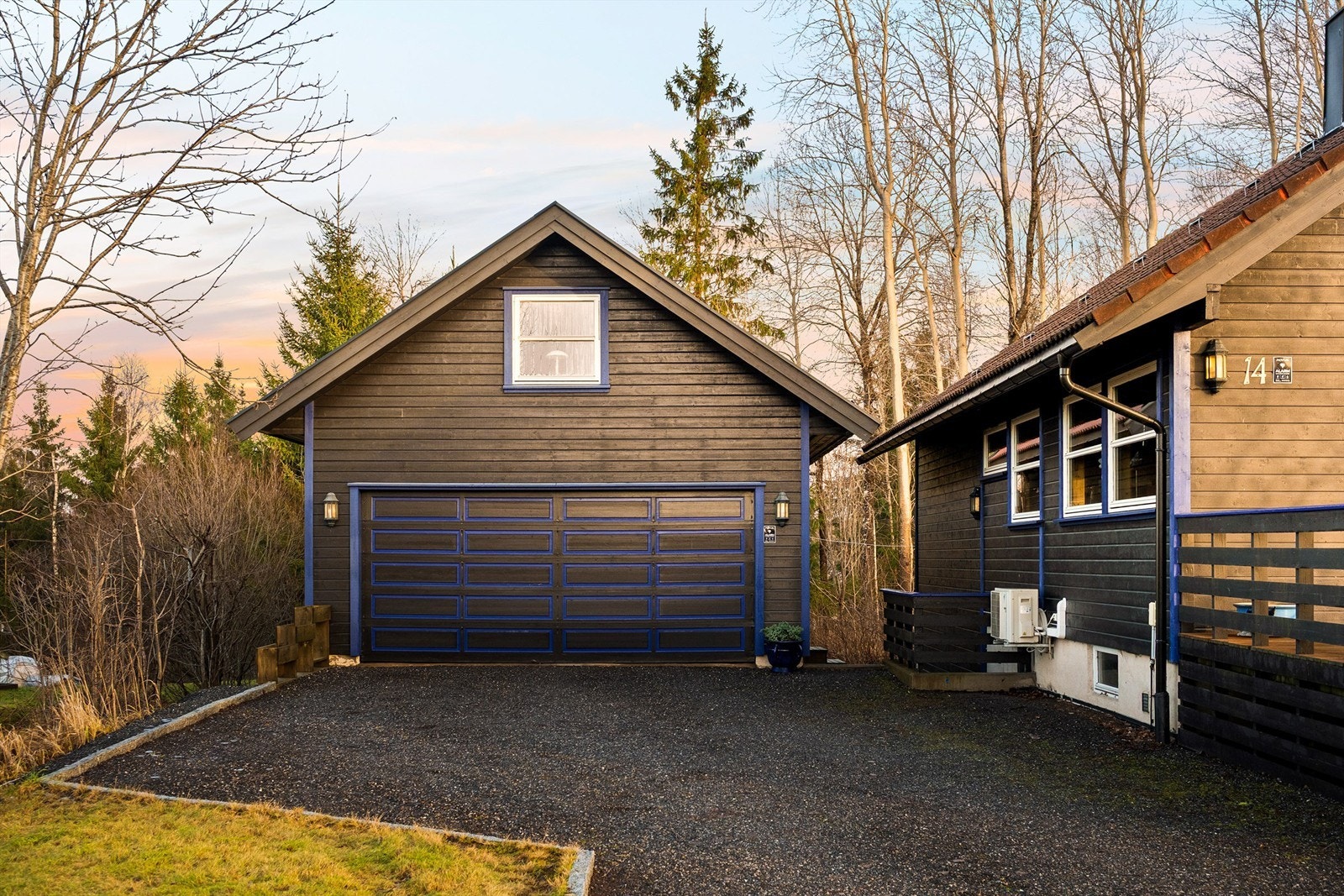 Dobbelgarasjen ble oppført med et isolert loftsrom. Ny motor til port-åpner ble installert i 2025, Easee-lader i 2024. Galleribilde