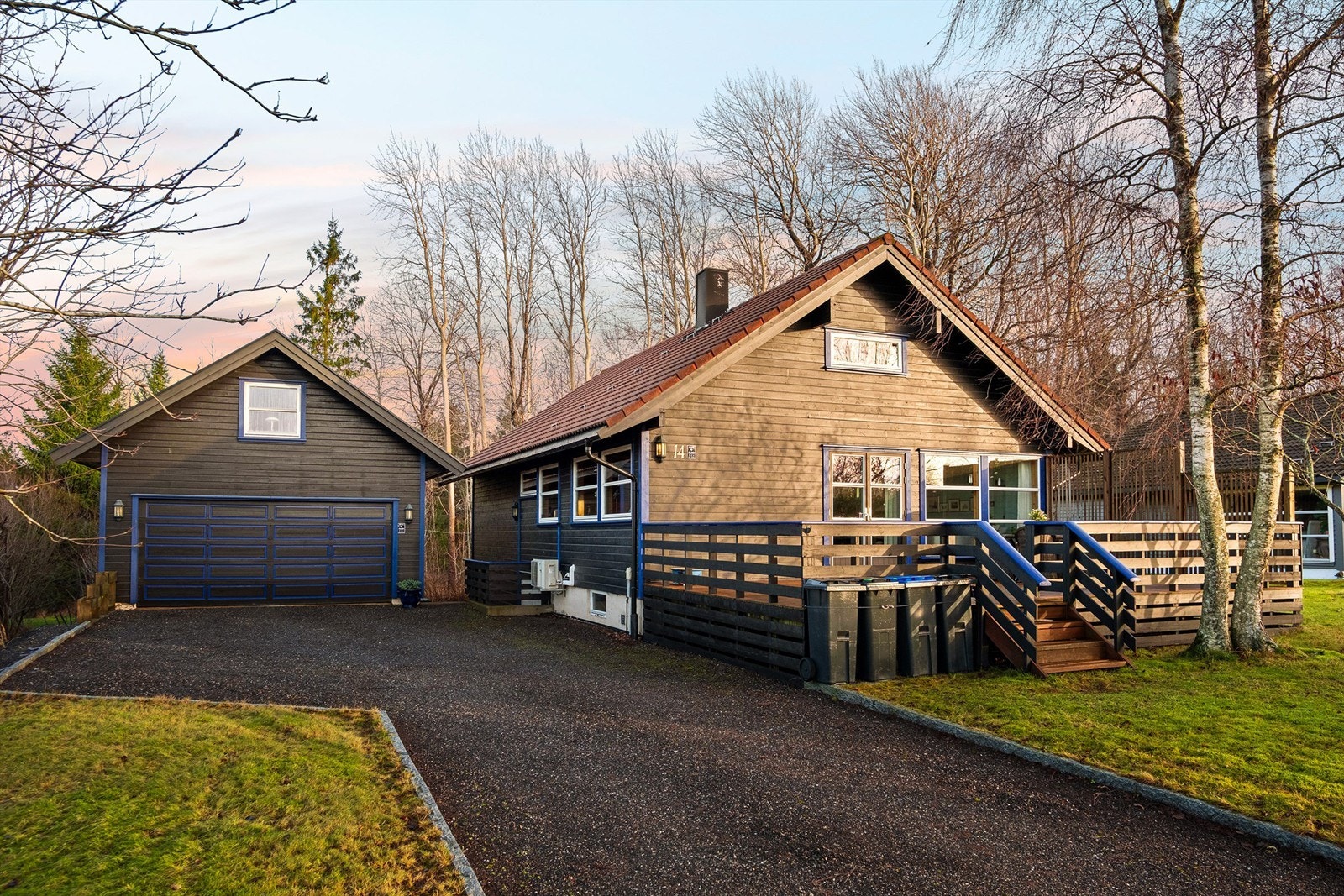 Boligen ble i 2017 kledd om på tre av fire sider. Vask/rens av takstein ble i 2024 utført på både boligen og garasjen (oppført i 2000). Fotograf; Kristoffer Kristiansen. Galleribilde