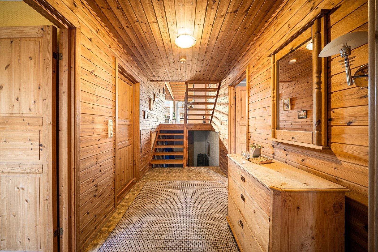 Kjelleren inneholder hele fire boder og et vaskerom fra byggeåret. Sistnevnte er i helhet gitt TG 3, men funksjonelt. Galleribilde