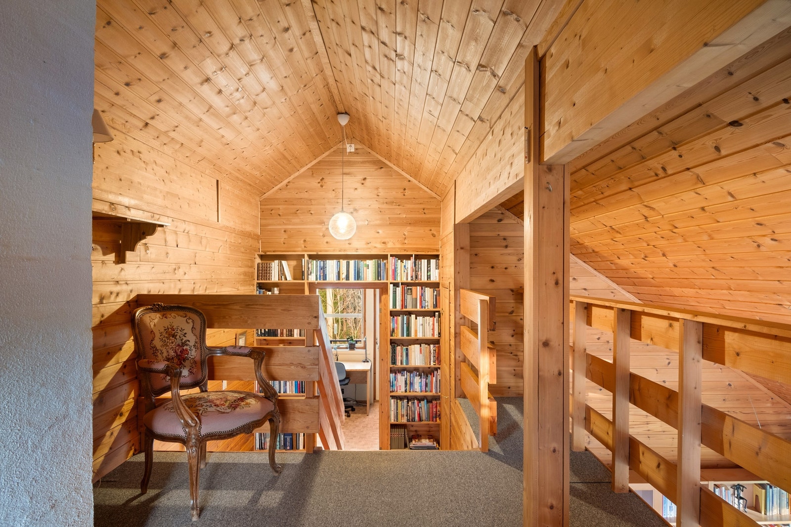 De innvendige overflatene av furu kan med forholdsvis enkle grep overmales ved ønske om å tilsette farger. Galleribilde