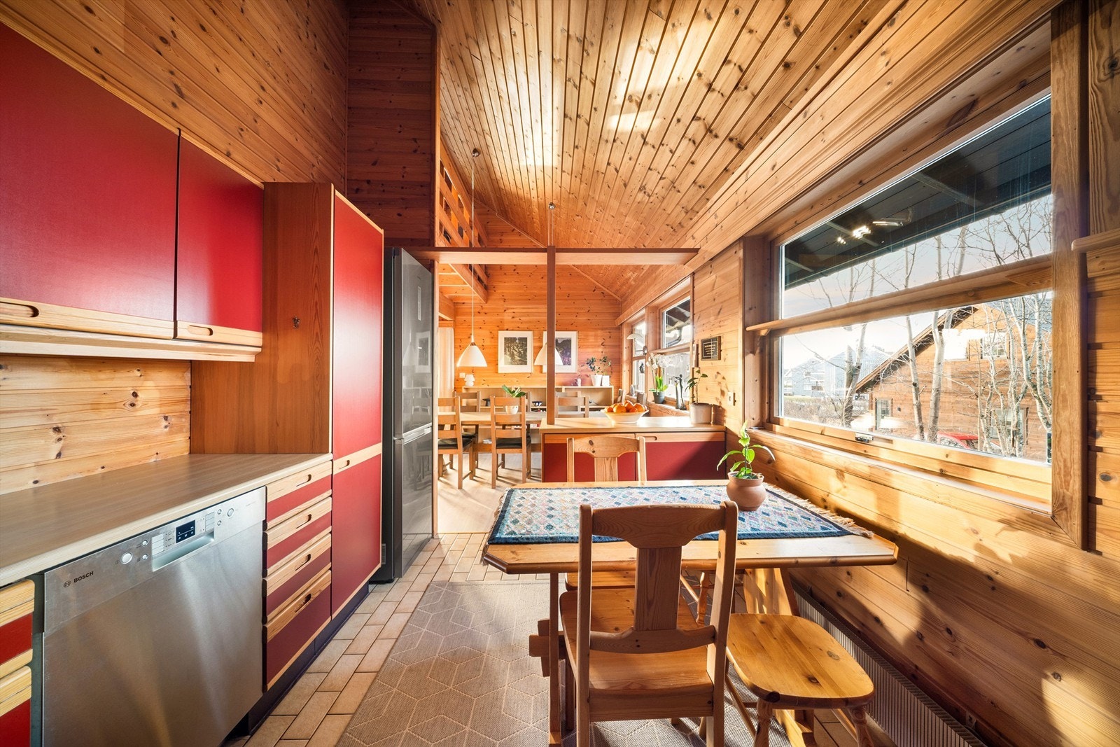 Kjøkkenet er tilrettelagt for frittstående hvitevarer hvorav oppvaskmaskin medfølger. Galleribilde