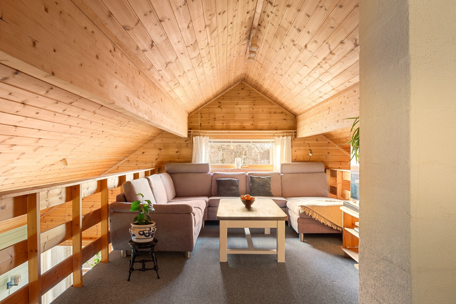 På hemsen får du en elevert frisone i høyden over stuen og spisestuen. Galleribilde