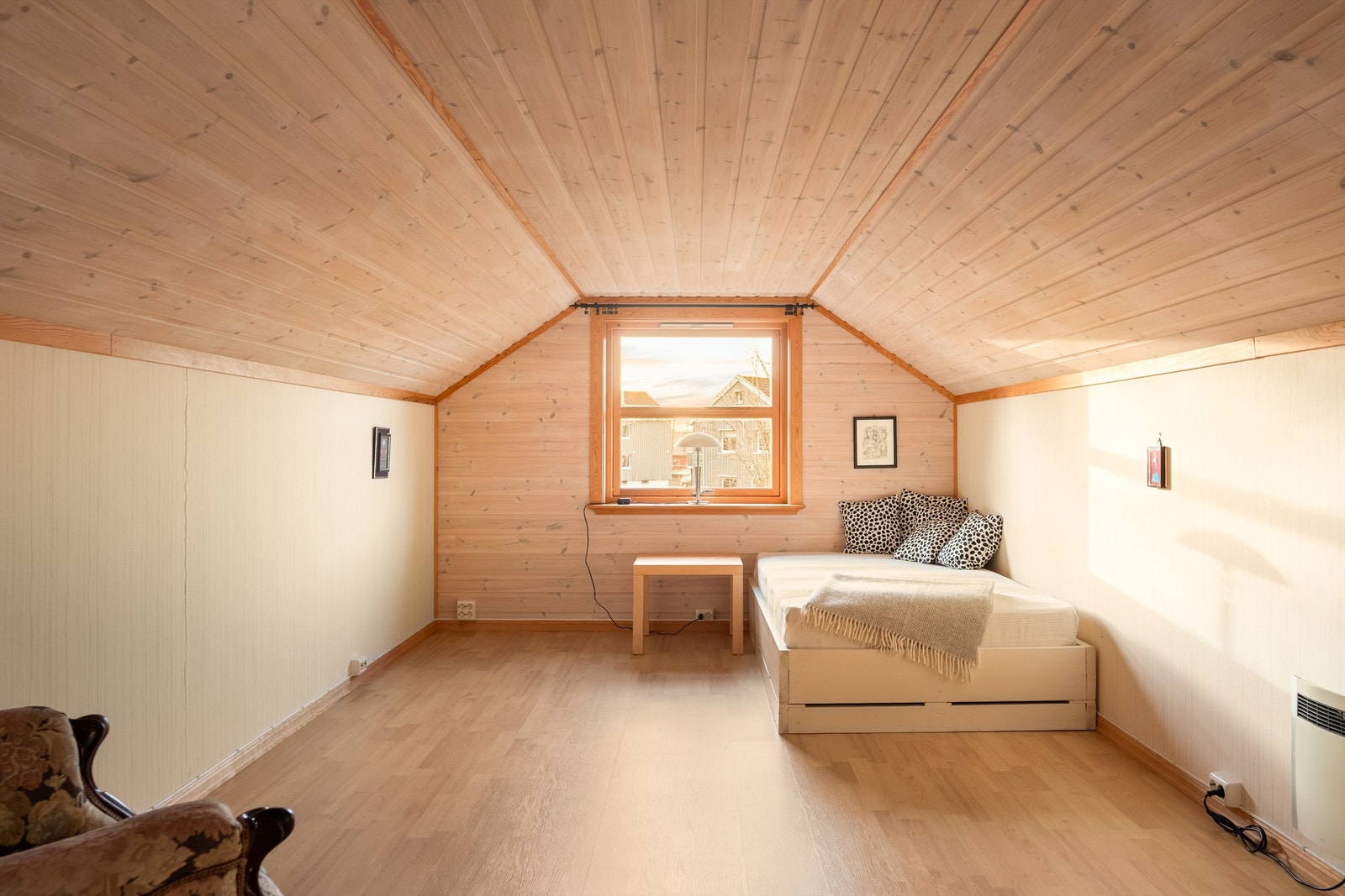 Garasjens innredede loftsrom er oppmålt til 20 kvm. og passer perfekt som hobbyrom eller ungdommenes helt egen avdeling. Galleribilde