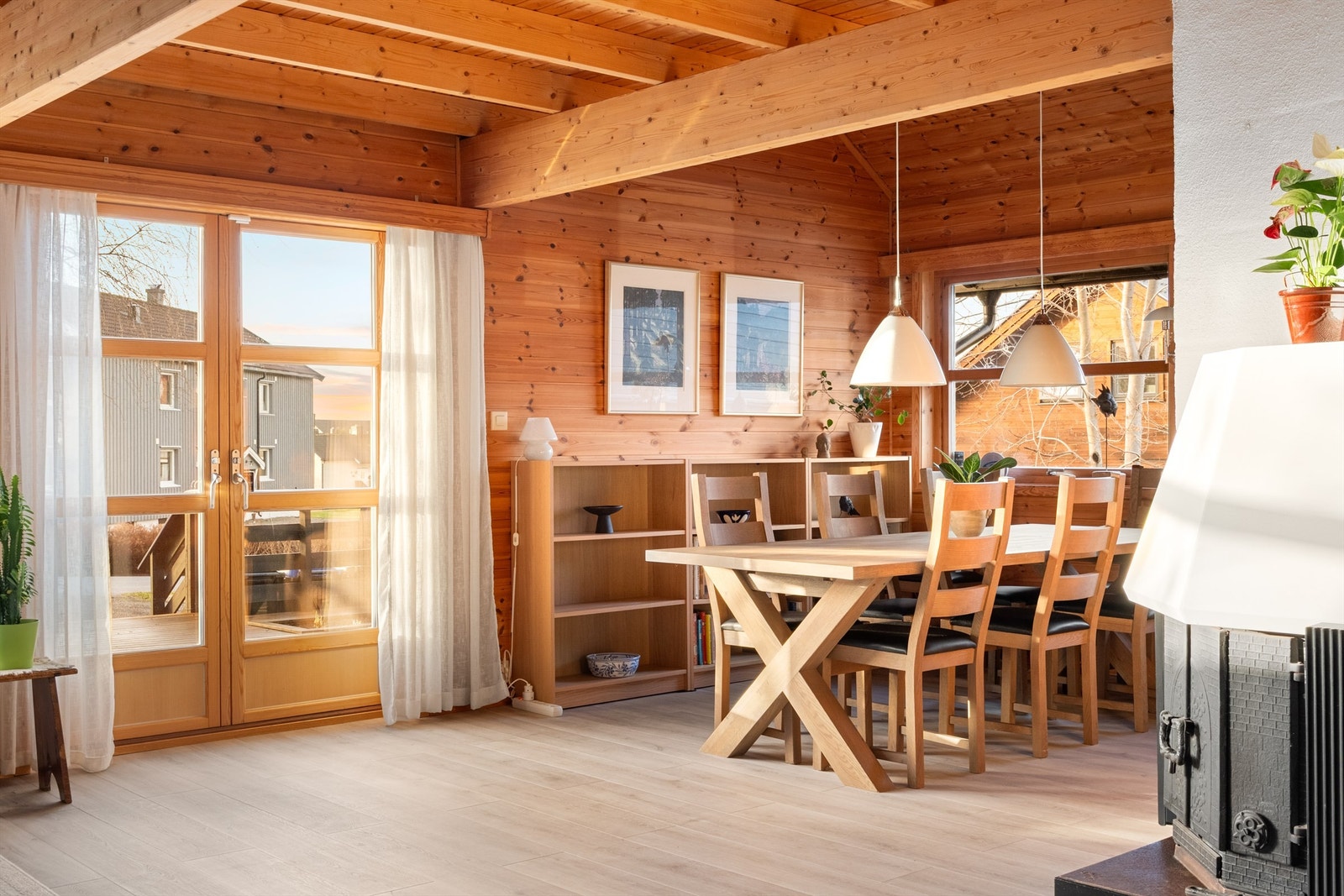 Plan 2 er en eneste stor aktiv sone bestående av stuen/spisestuen og kjøkkenet. Peisen midt i rommet er til like stor glede for sofakroken som for spisegruppen. Galleribilde