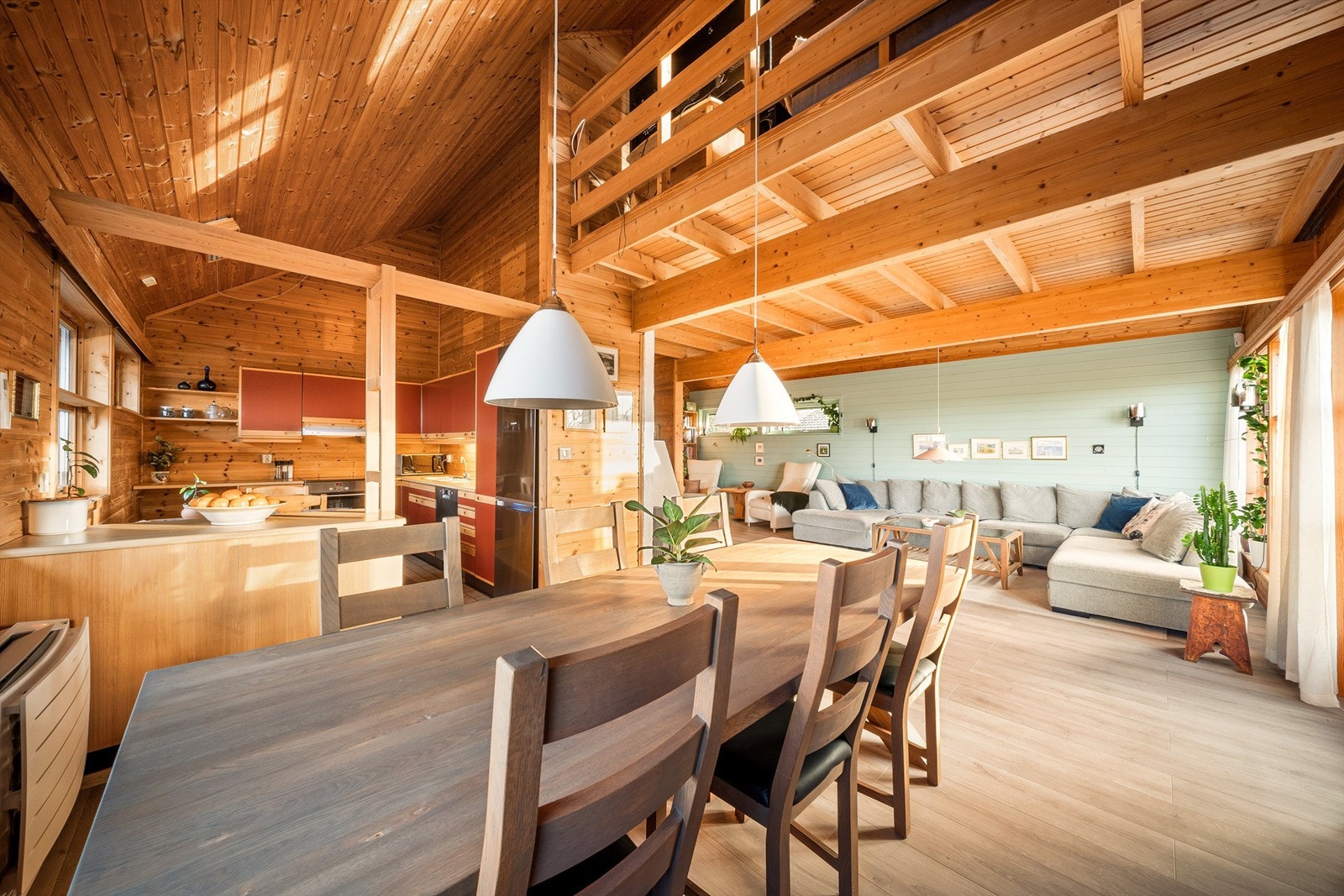 Daikin varmepumpe gulvmodell ble montert foran kjøkkenet i 2021. Galleribilde