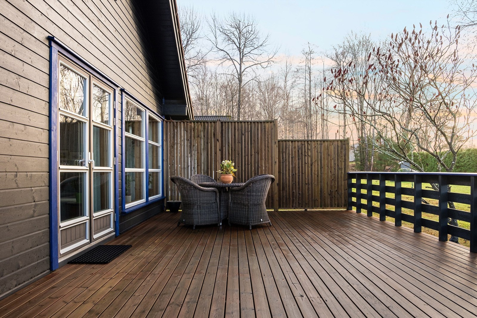 Sommerstid er det gode solforhold på den 35 kvm. store terrassen. Trærne i forkant gir noe skygge midt på dagen. Galleribilde