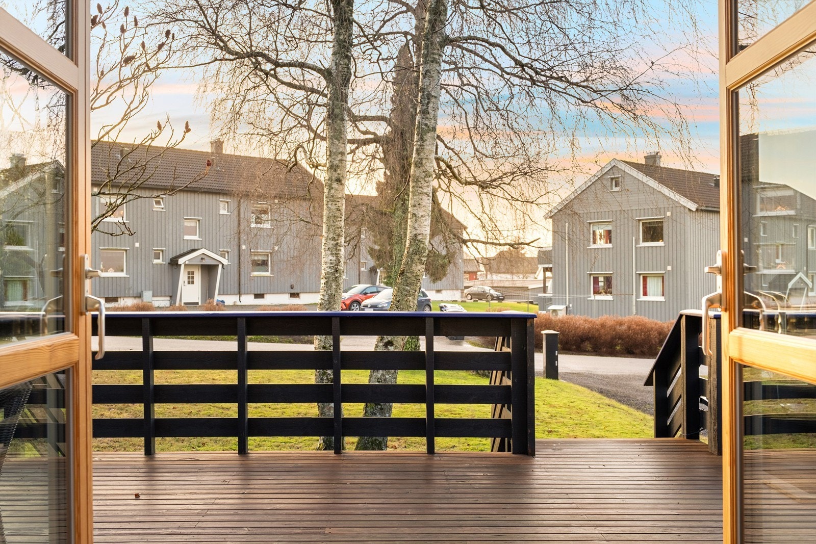 To-fløyet terrassedør gir enkel tilgang til utearealet fra stuen. Døren var ny i 2013. Galleribilde