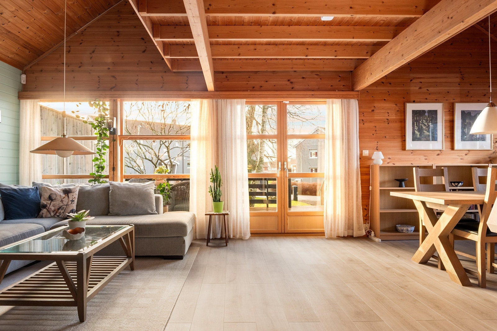 Vinduer mot syd-vest sikrer gode lysforhold i stuen. Lang avstand til motstående bebyggelse innebærer lite innsyn. Galleribilde