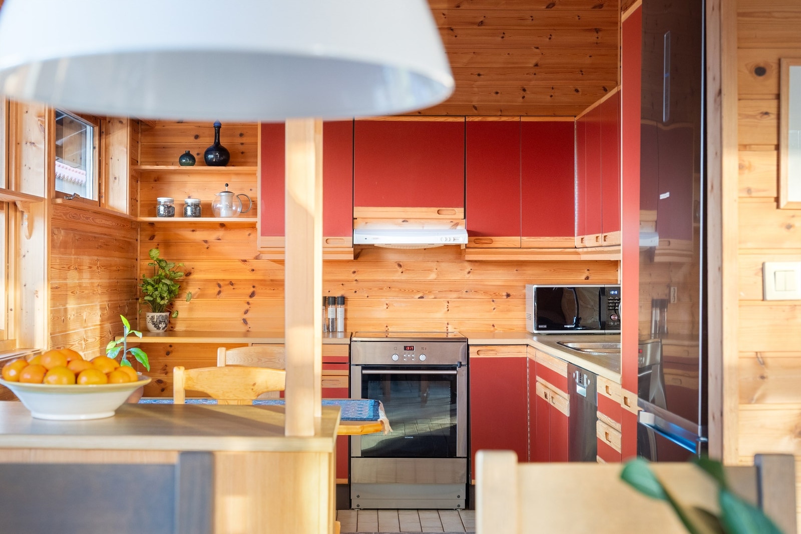 Kjøkkenets innredning er fra Norema og boligens byggeår, men meget velholdt i forhold til alder. Galleribilde