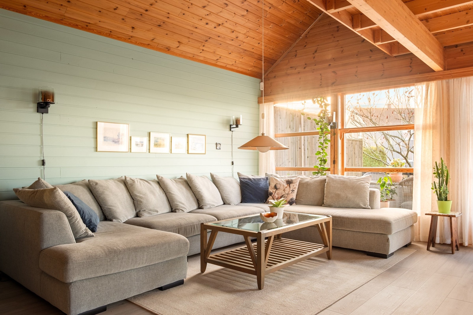 Over tid er det utført oppussing som malerarbeider og utskiftning av gulv i flere rom, stuen inkludert. Galleribilde