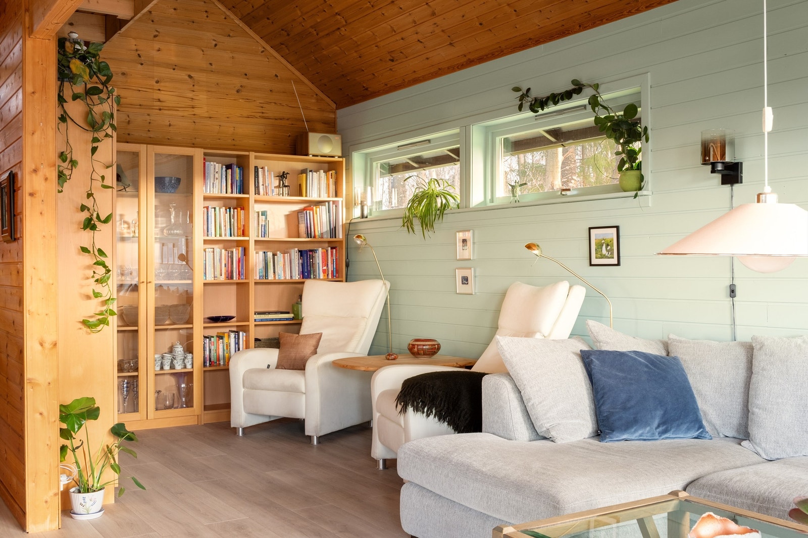 I den store vinkelstuen er det rom for flere sittegrupper og soner. Galleribilde