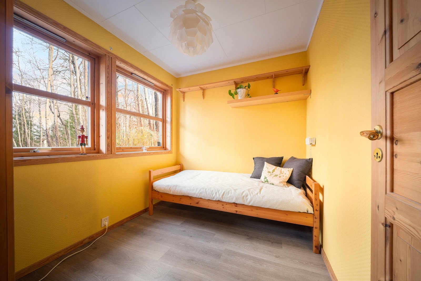 Begge soverom på plan 1 har laminatgulv med slitesterk overflate som passer godt i barnerom. Galleribilde