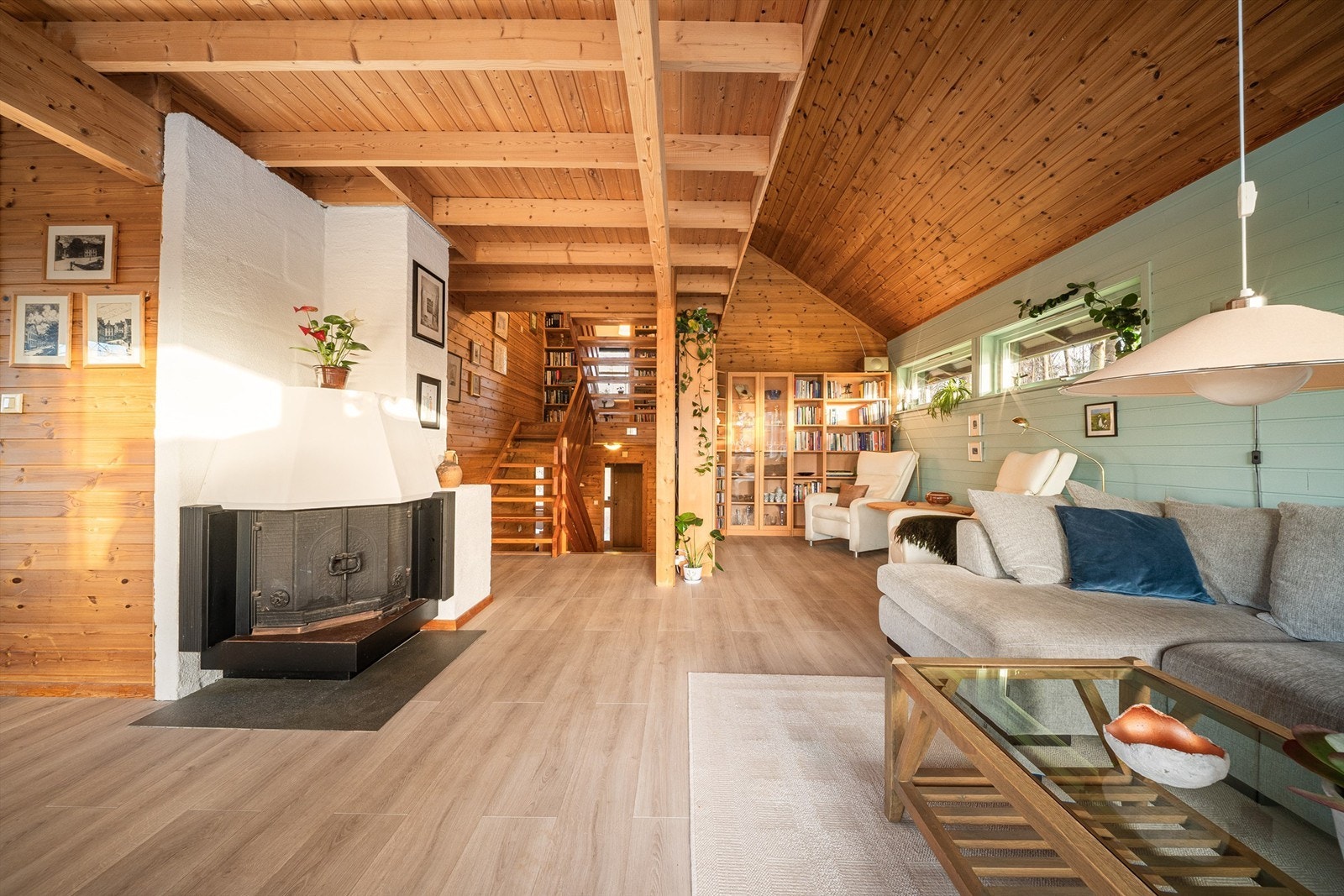 Tre plan og hems gir en åpen og luftig romfølelse. Galleribilde